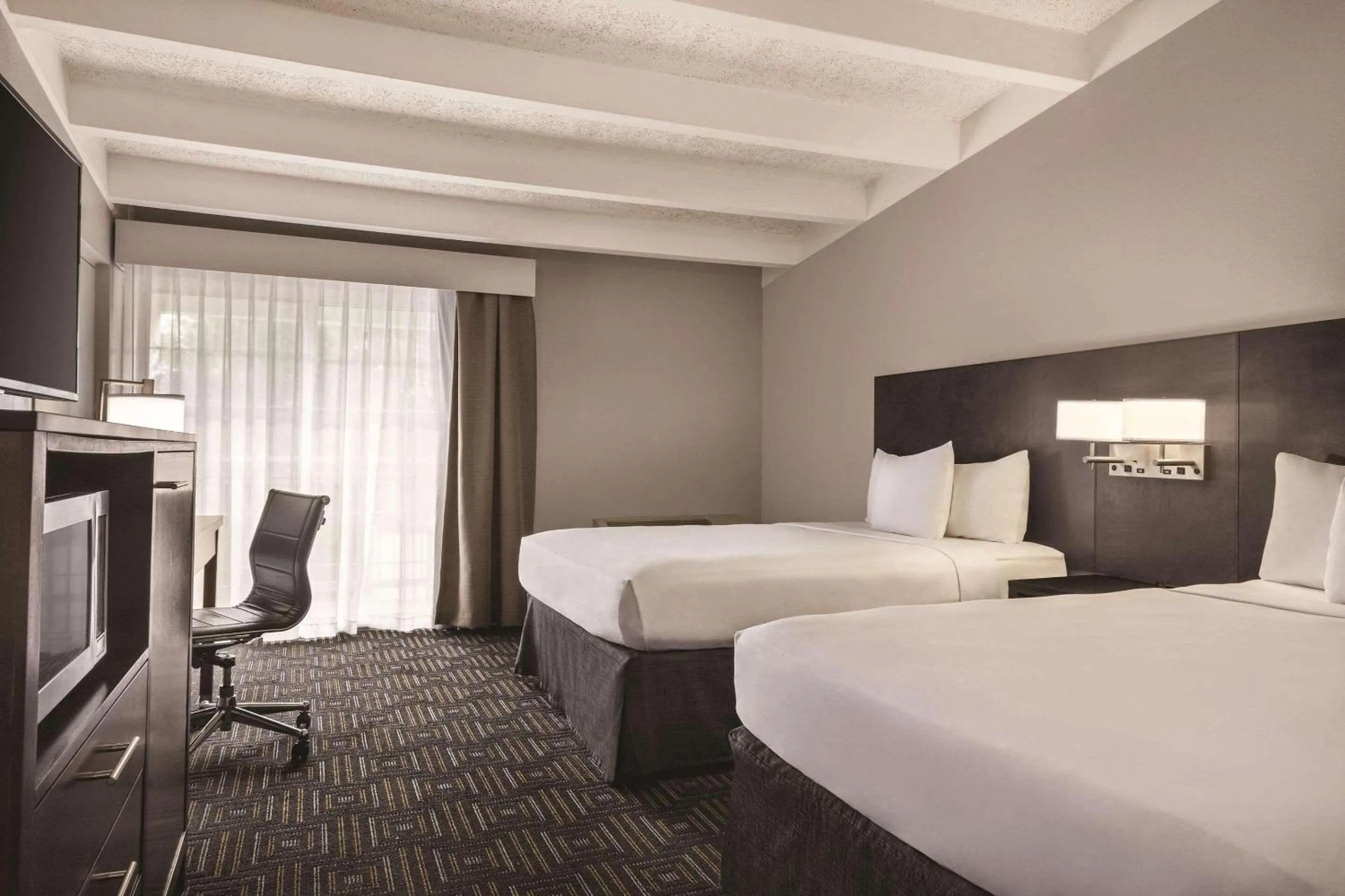 Bedroom, Bed in Country Inn & Suites by Radisson, Woodbury, MN