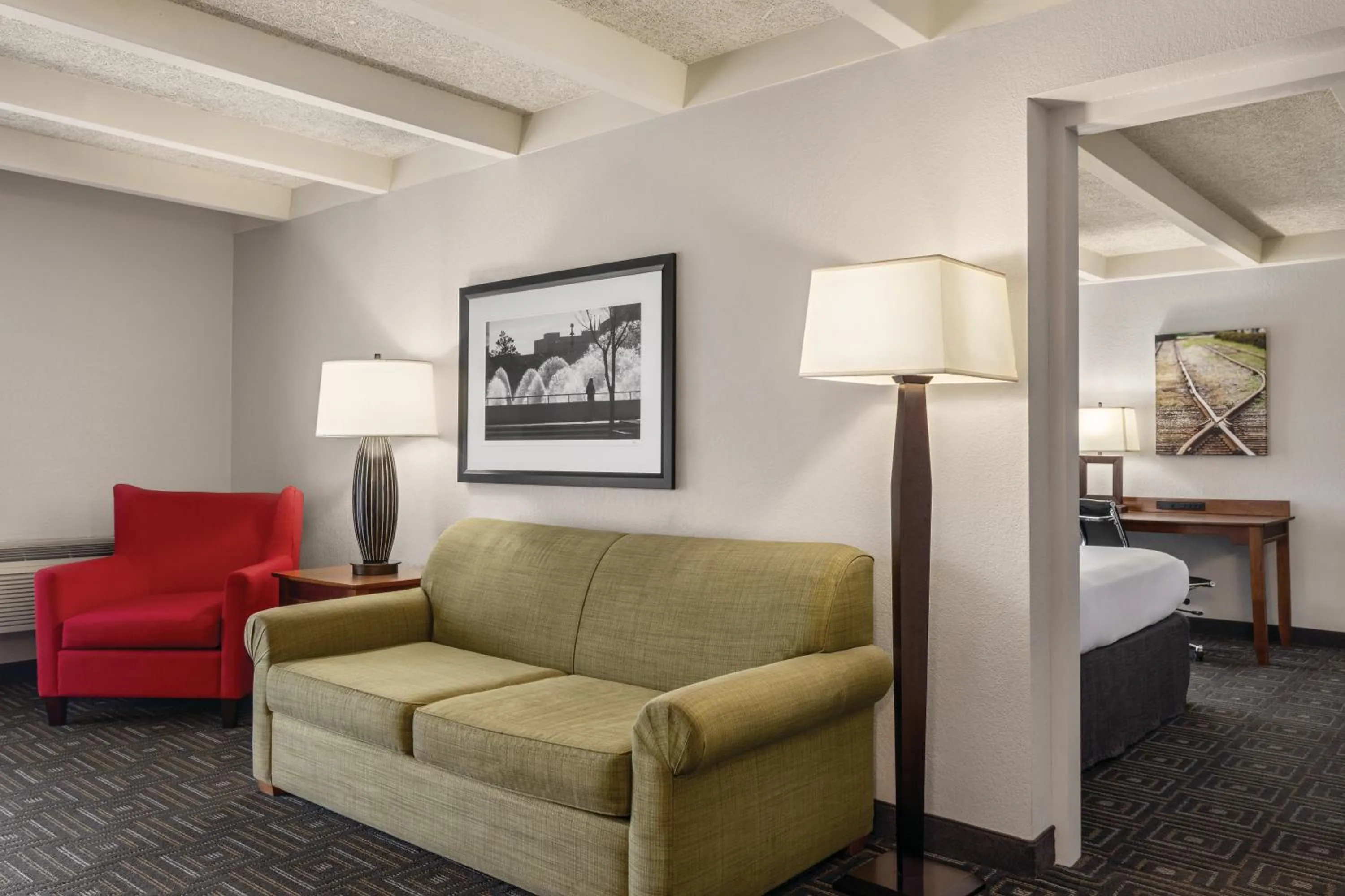 Seating area in Country Inn & Suites by Radisson, Woodbury, MN