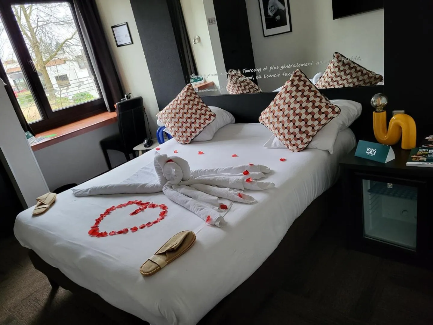 Photo of the whole room, Bed in Logis Hôtel Des Acacias Lille Neuville en Ferrain, Restaurant l'Acacias Gourmand