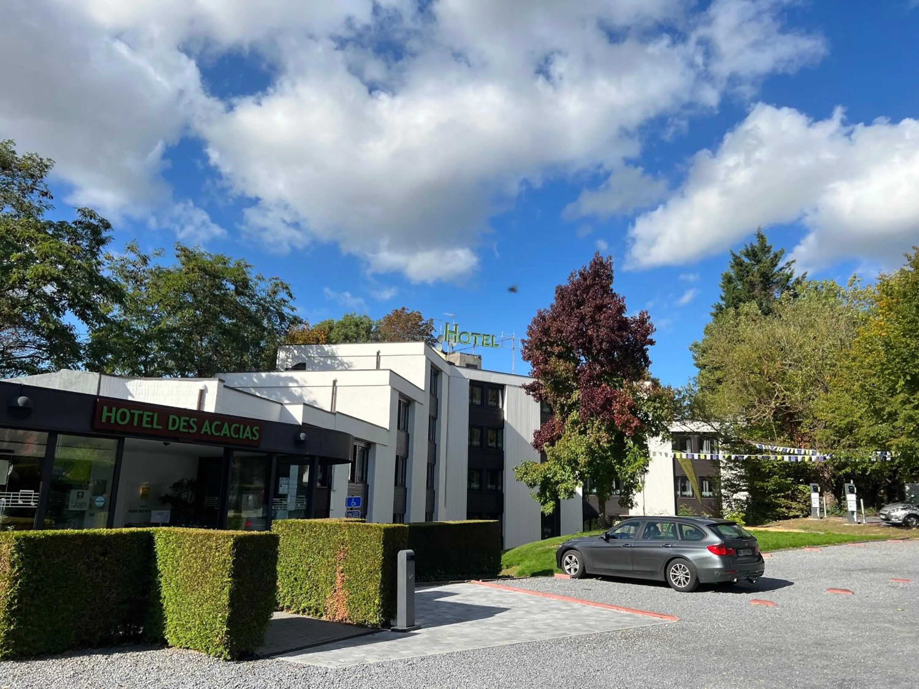 Parking in Logis Hôtel Des Acacias Lille Neuville en Ferrain, Restaurant l'Acacias Gourmand