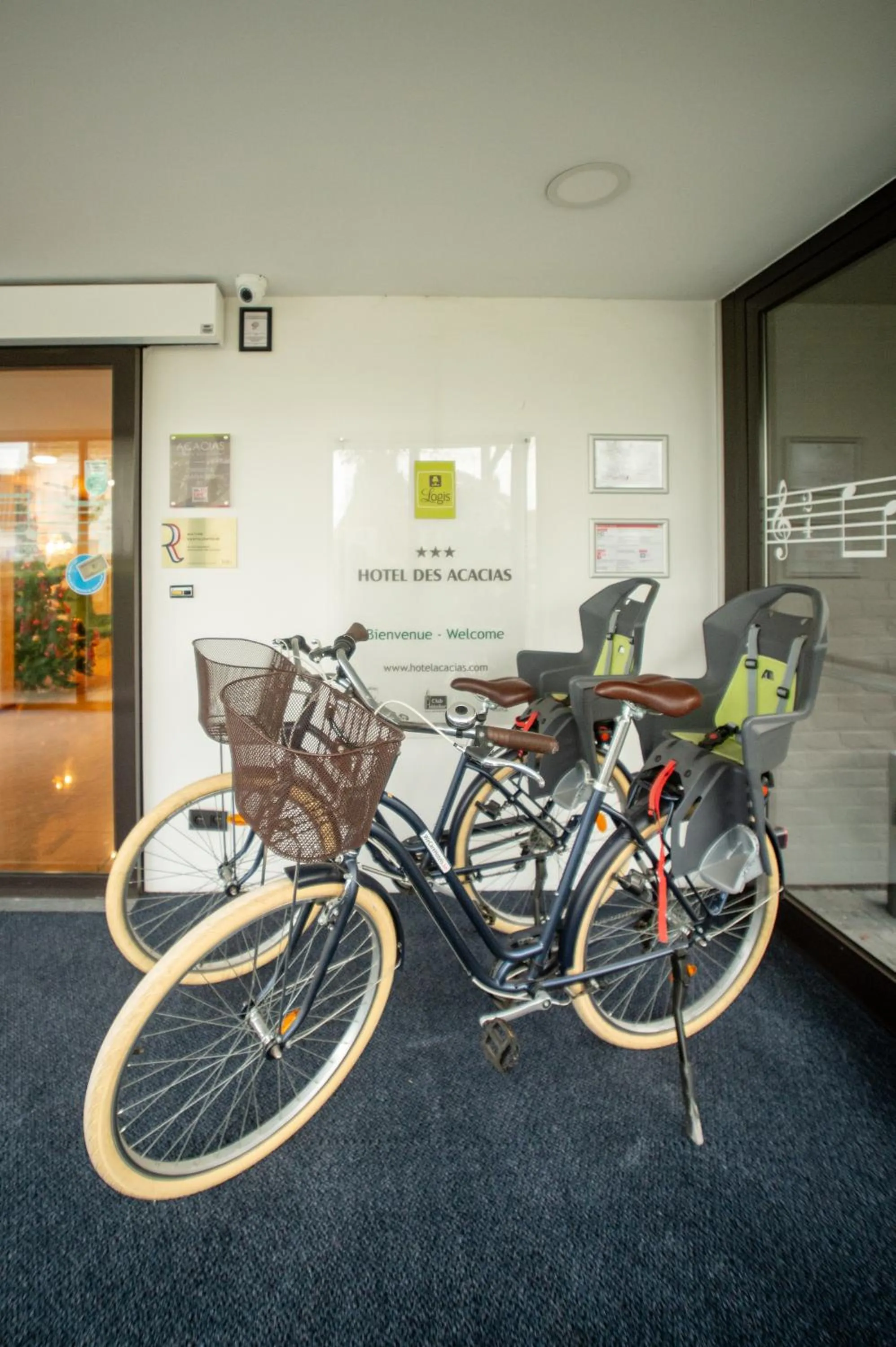 Cycling in Logis Hôtel Des Acacias Lille Neuville en Ferrain, Restaurant l'Acacias Gourmand