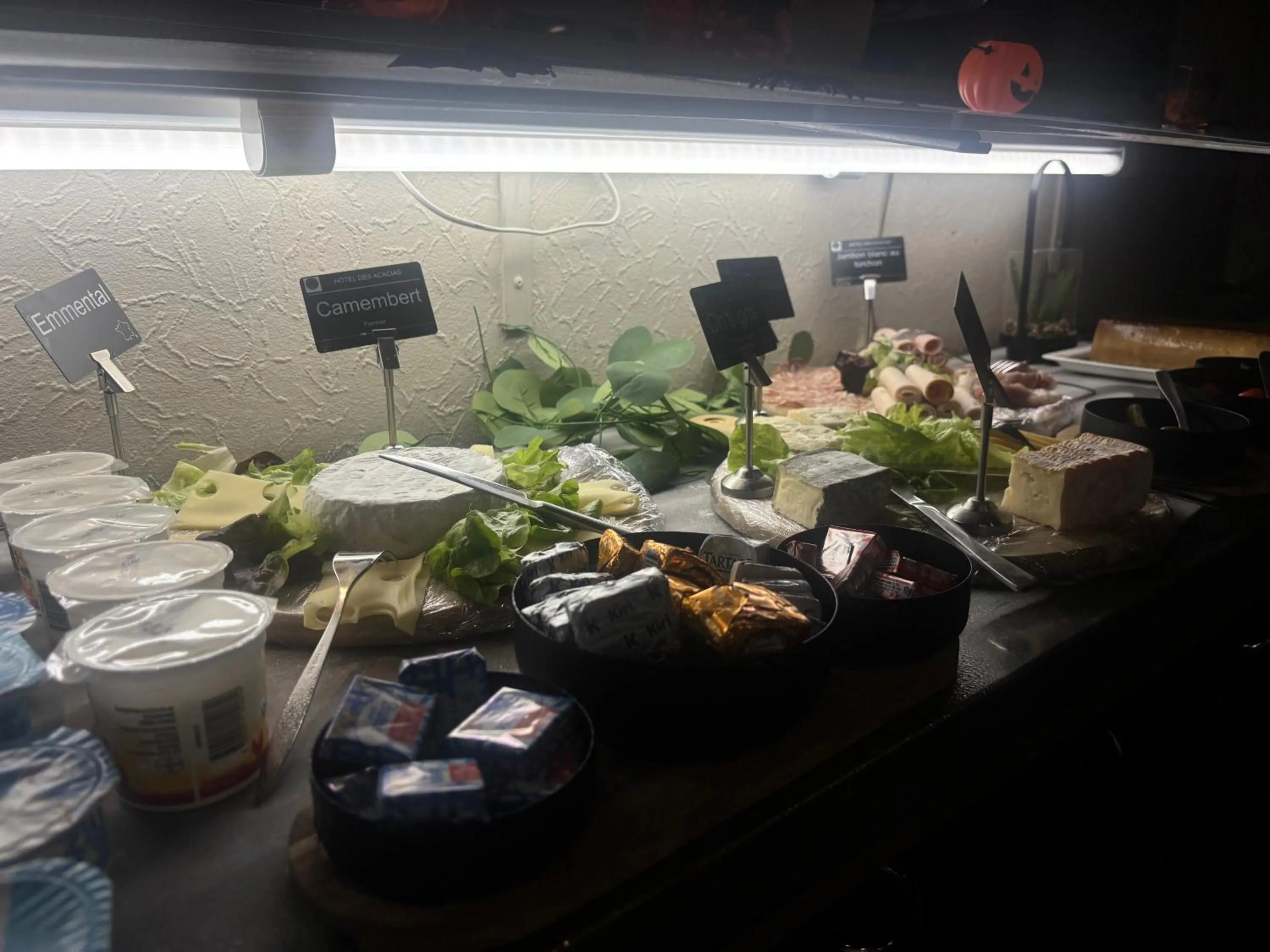 Breakfast in Logis Hôtel Des Acacias Lille Neuville en Ferrain, Restaurant l'Acacias Gourmand