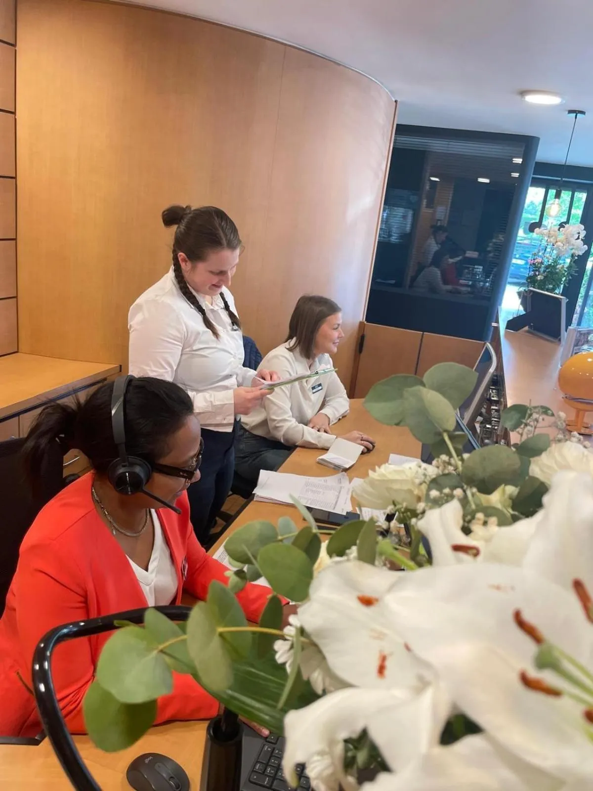 Lobby or reception in Logis Hôtel Des Acacias Lille Neuville en Ferrain, Restaurant l'Acacias Gourmand
