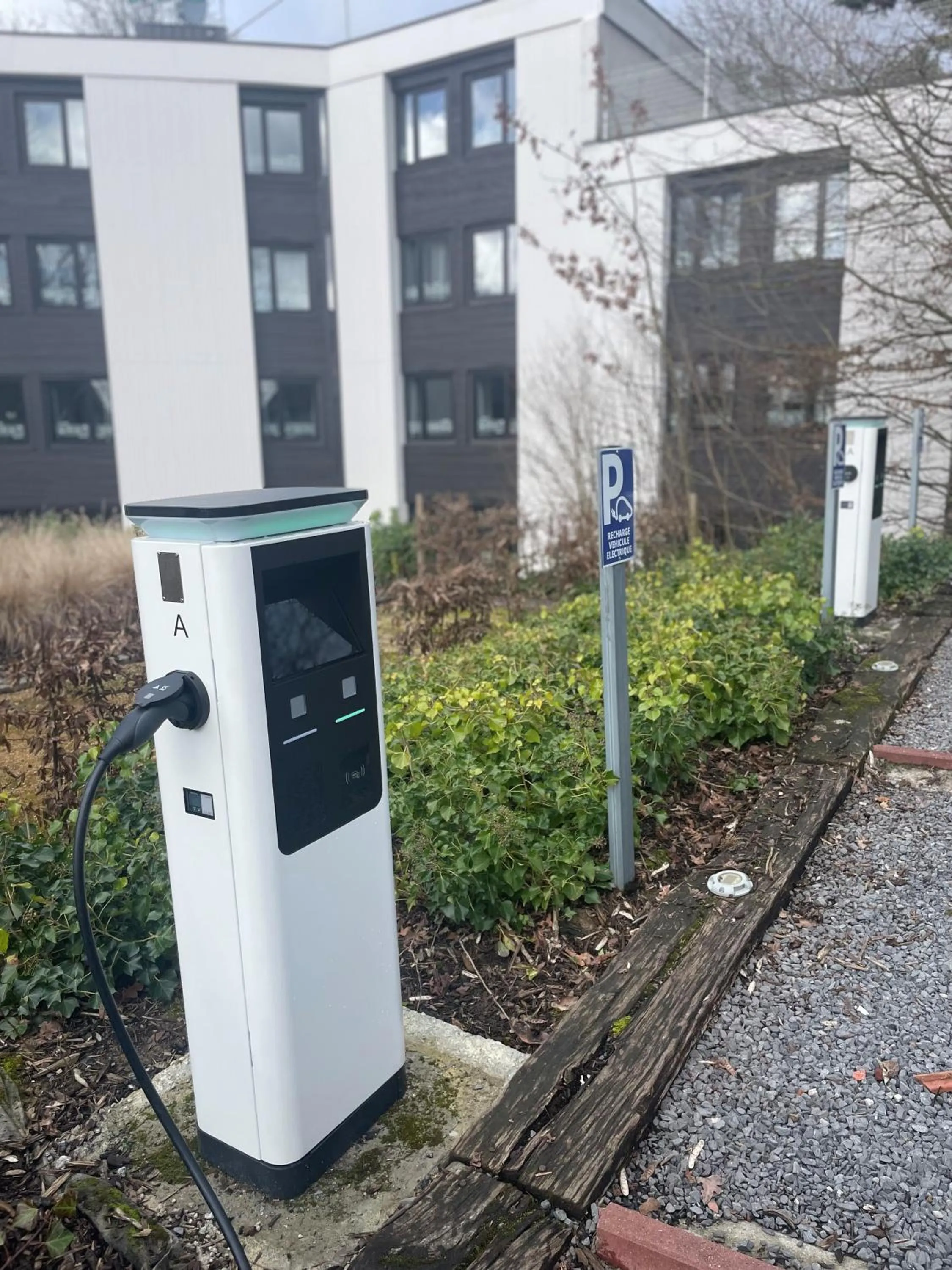 Parking in Logis Hôtel Des Acacias Lille Neuville en Ferrain, Restaurant l'Acacias Gourmand