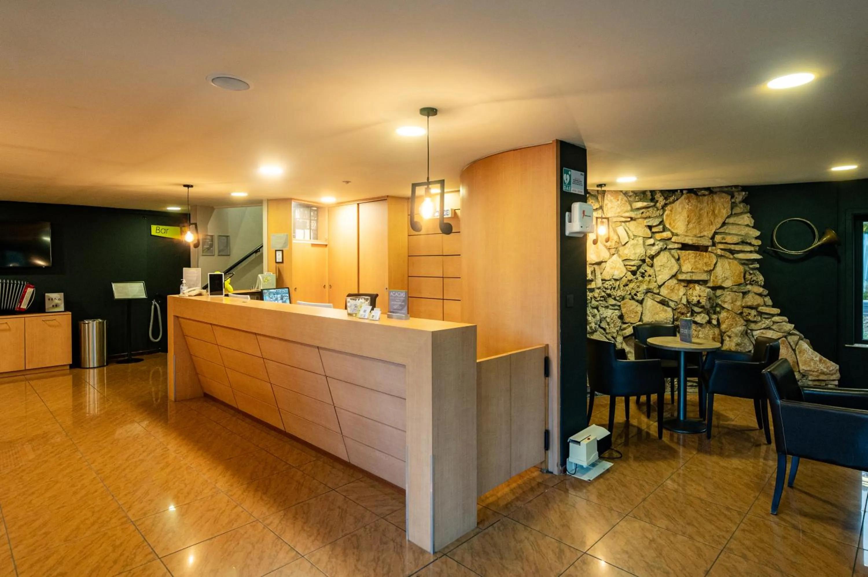 Lobby or reception in Logis Hôtel Des Acacias Lille Neuville en Ferrain, Restaurant l'Acacias Gourmand