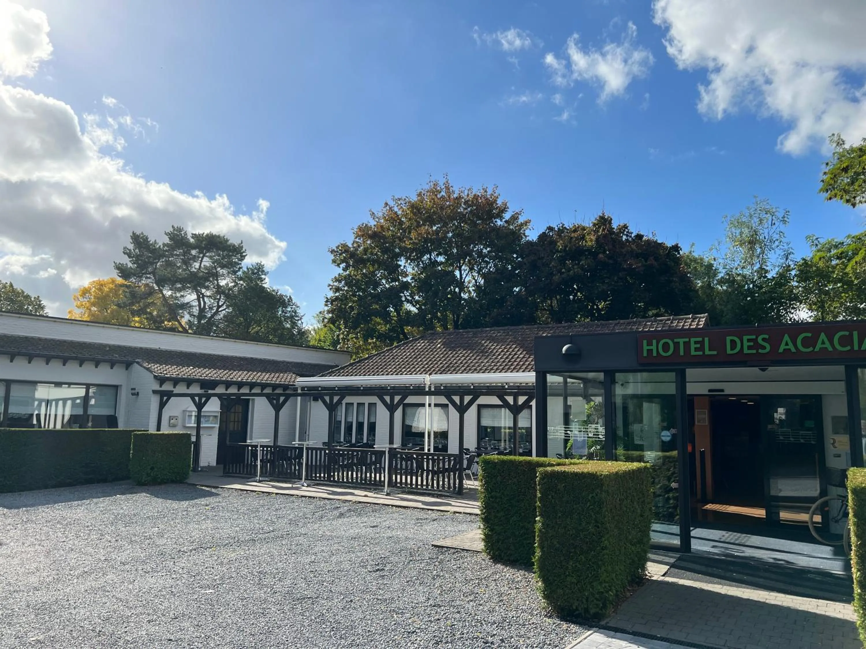 Parking in Logis Hôtel Des Acacias Lille Neuville en Ferrain, Restaurant l'Acacias Gourmand