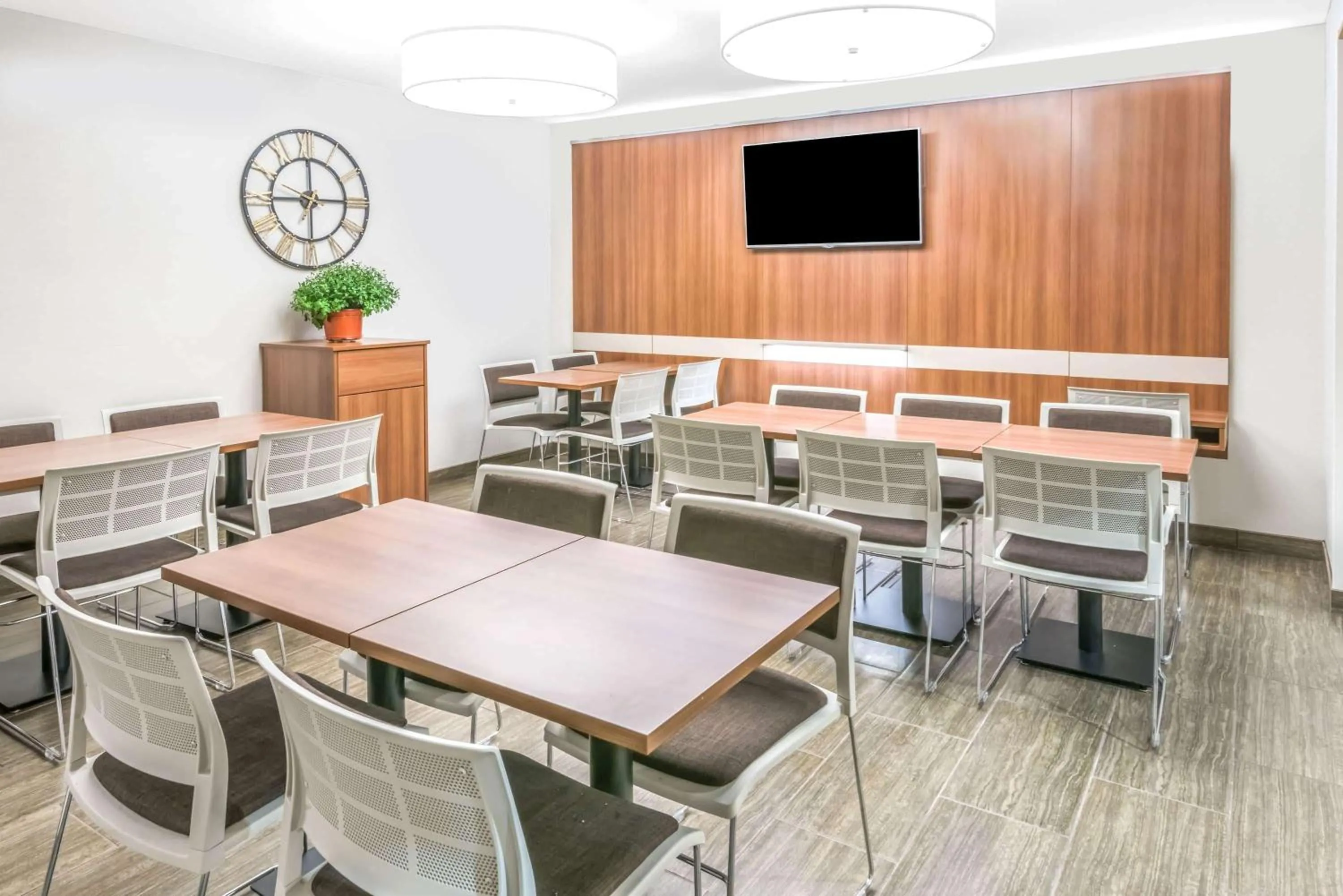 Restaurant/places to eat in Microtel By Wyndham Victor