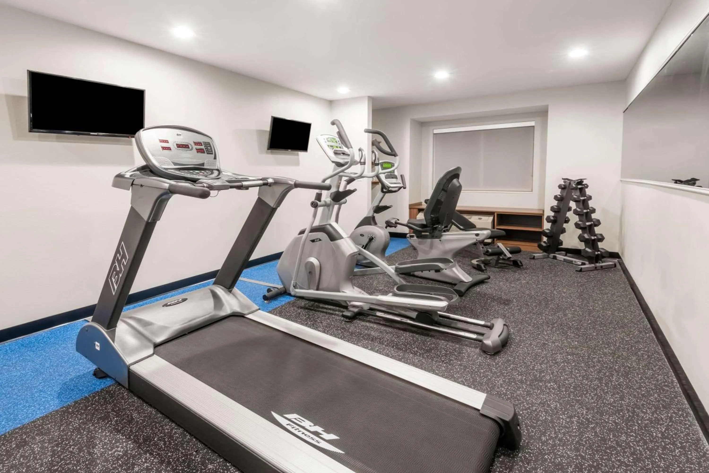 Fitness centre/facilities in Microtel By Wyndham Victor