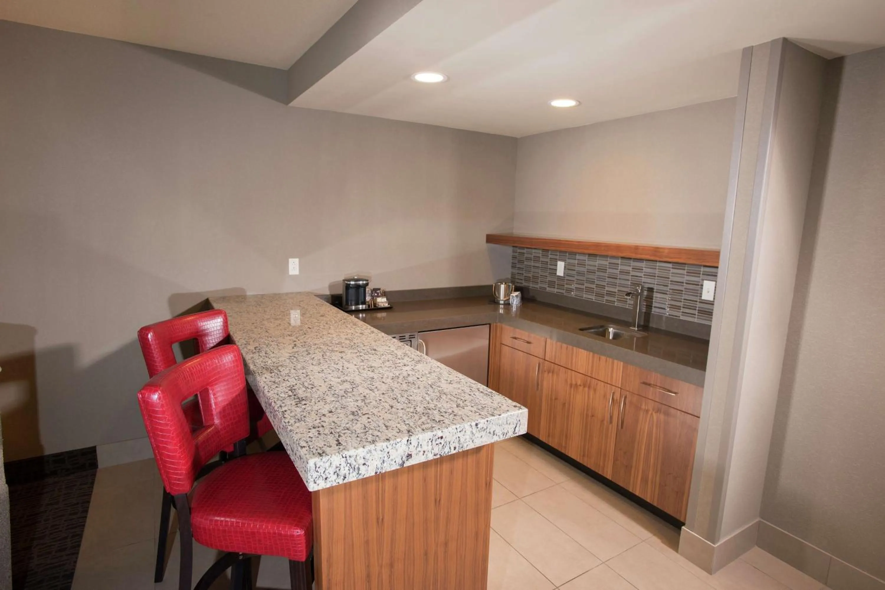 Kitchen or kitchenette in The Broadway Columbia - a DoubleTree by Hilton Hotel