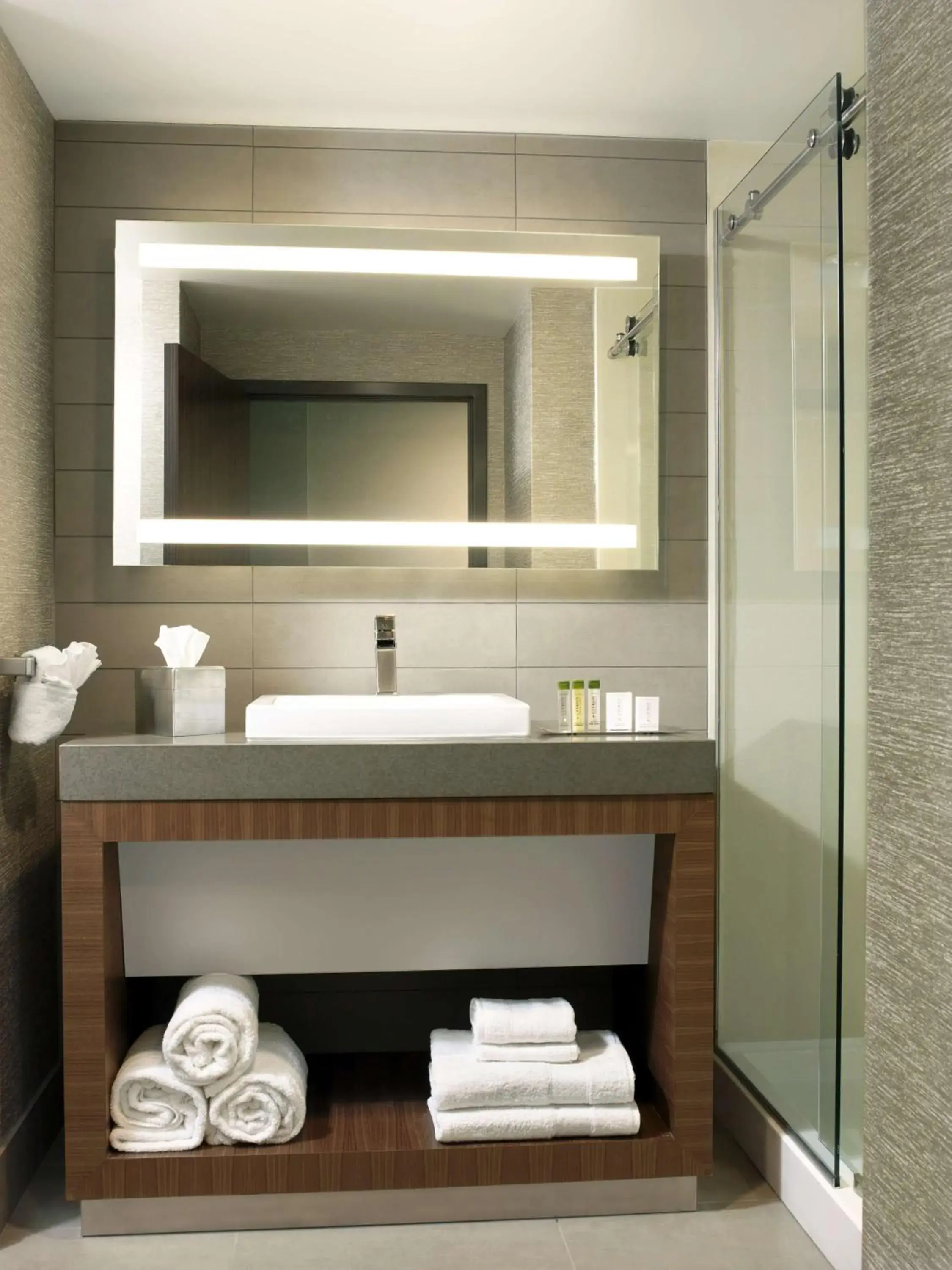 Queen Room with Two Queen Beds and City View in The Broadway Columbia - a DoubleTree by Hilton Hotel Queen Room with Two Queen Beds and City View in The Broadway Columbia - a DoubleTree by Hilton Hotel