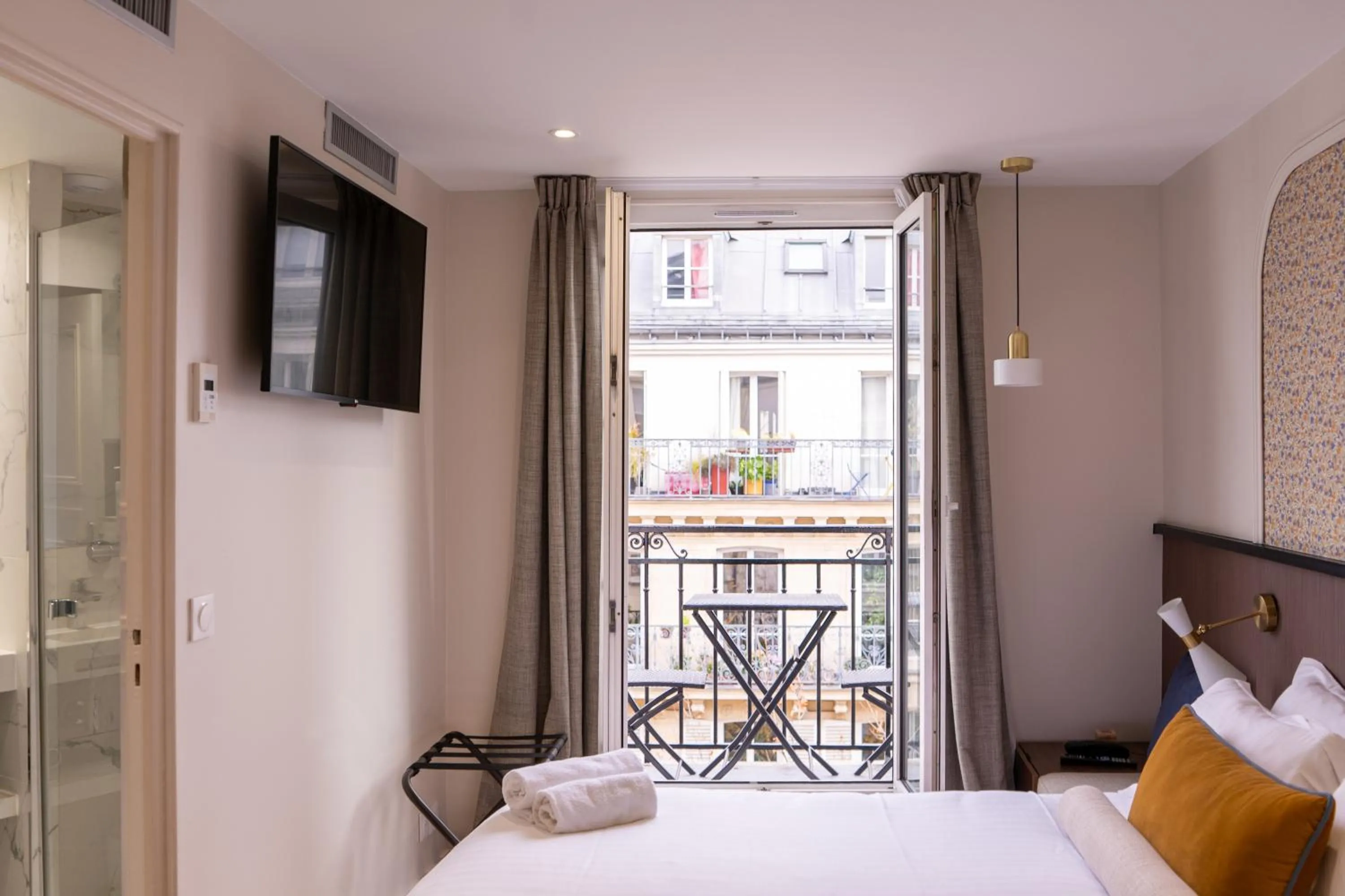 Photo of the whole room, Bed in Joli Môme