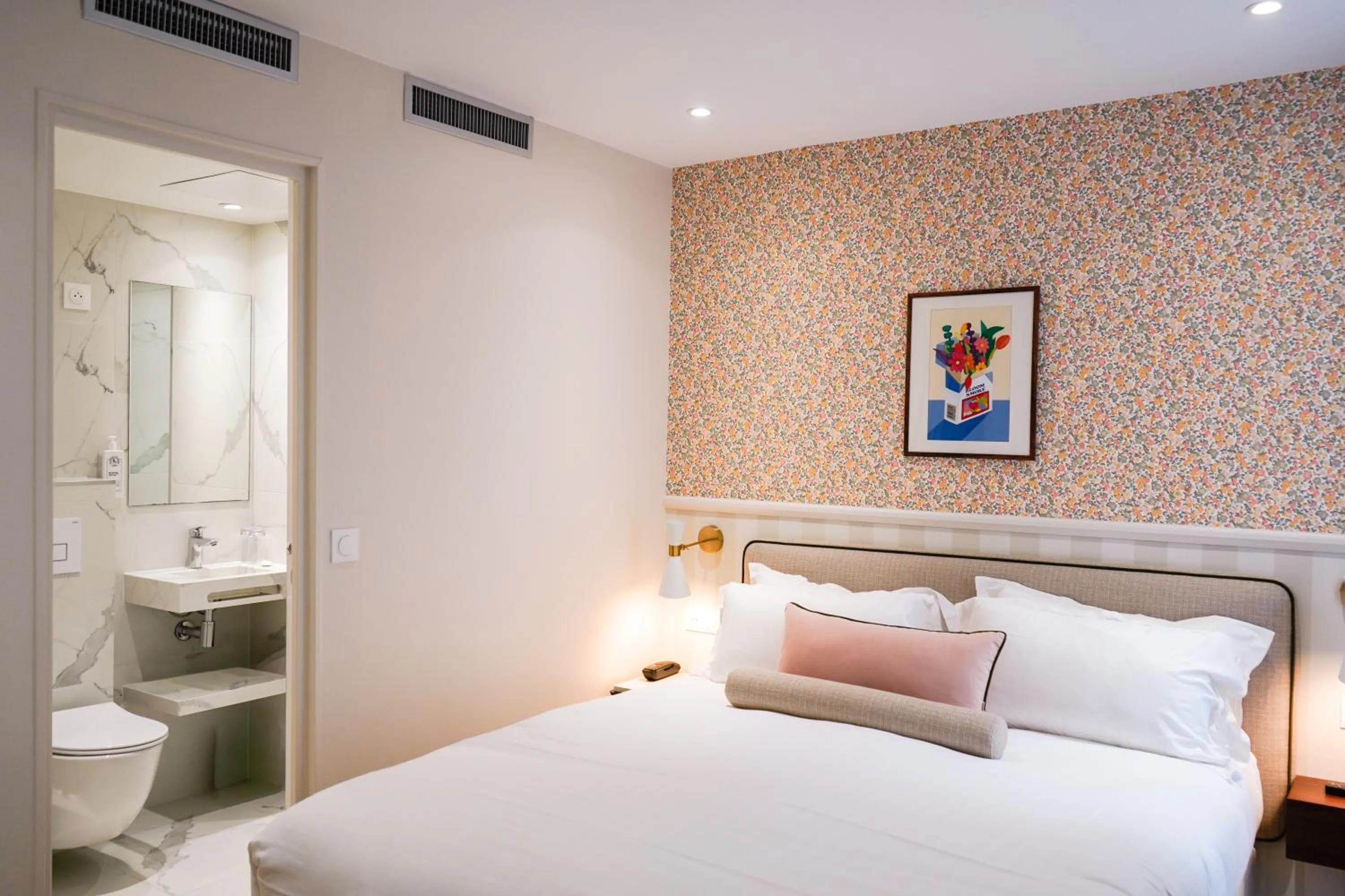 Photo of the whole room, Bed in Joli Môme