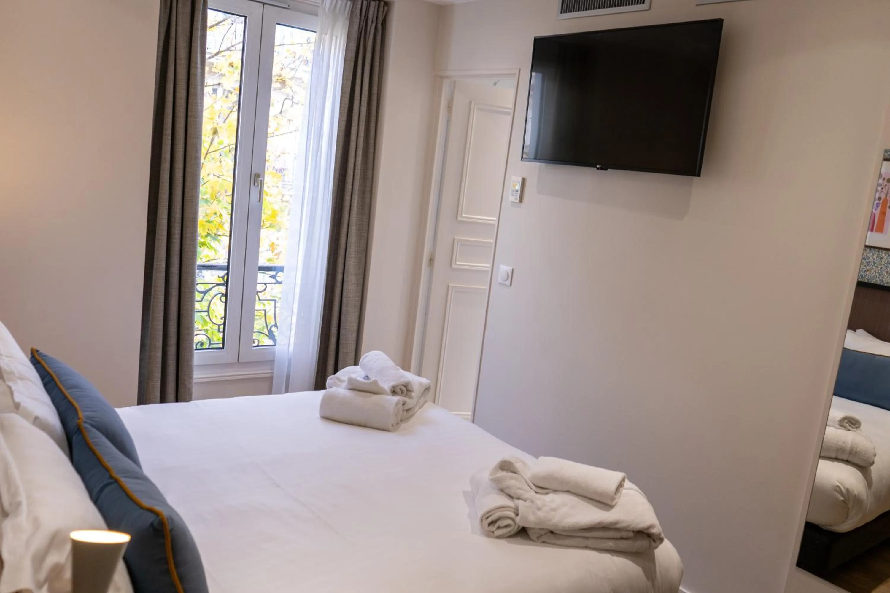 Photo of the whole room, Bed in Joli Môme