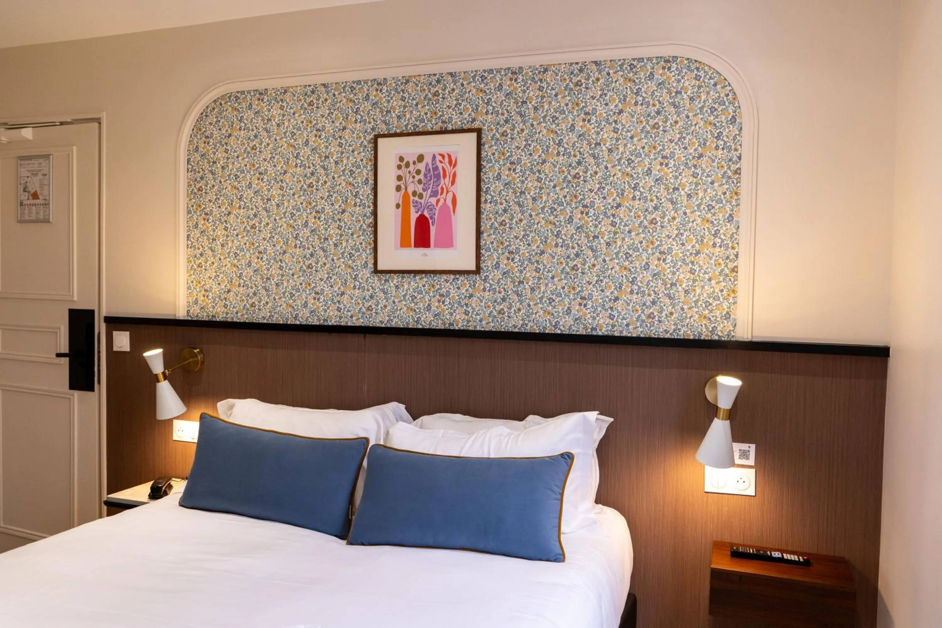 Photo of the whole room, Bed in Joli Môme