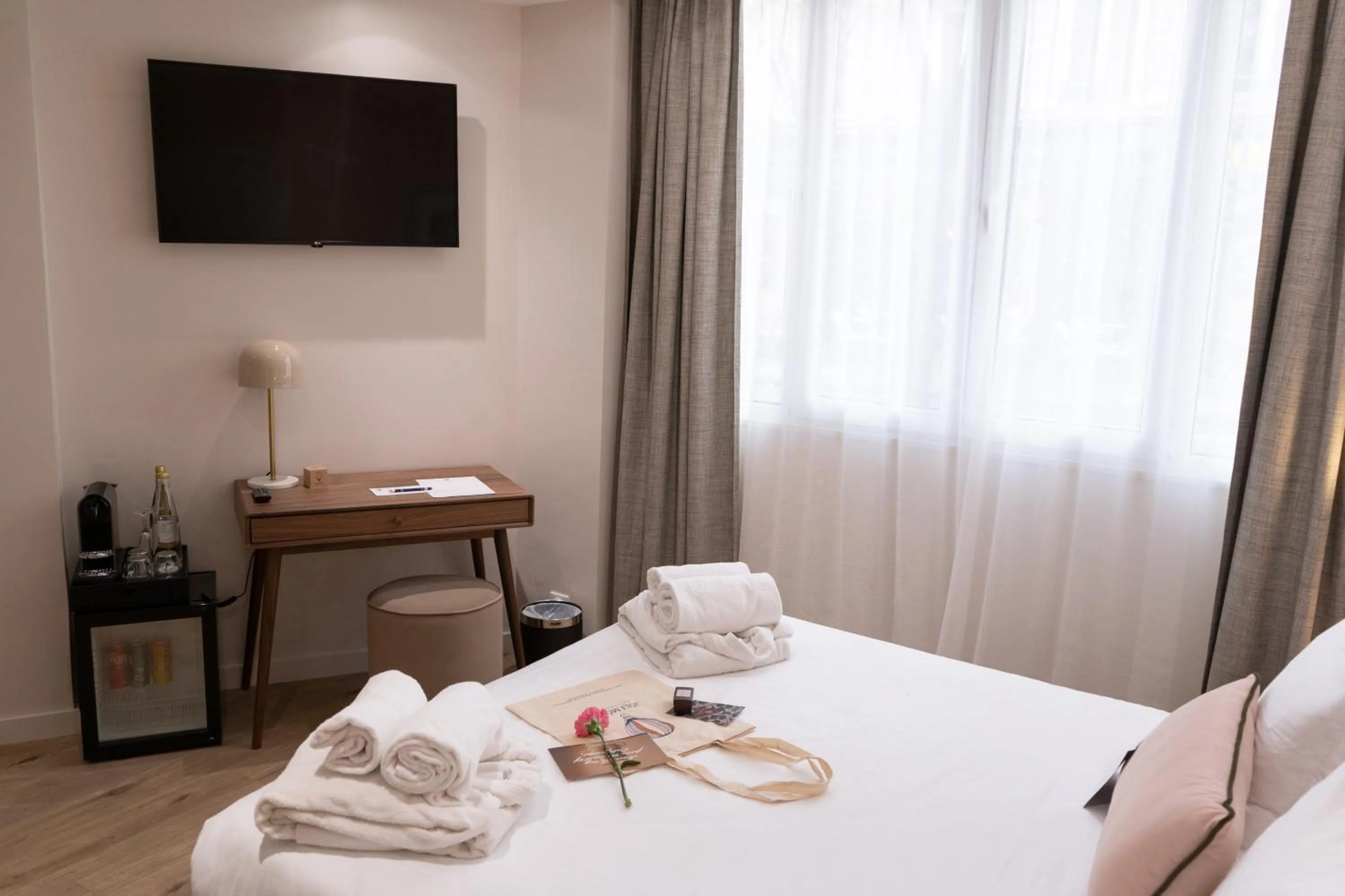 Photo of the whole room, Bed in Joli Môme