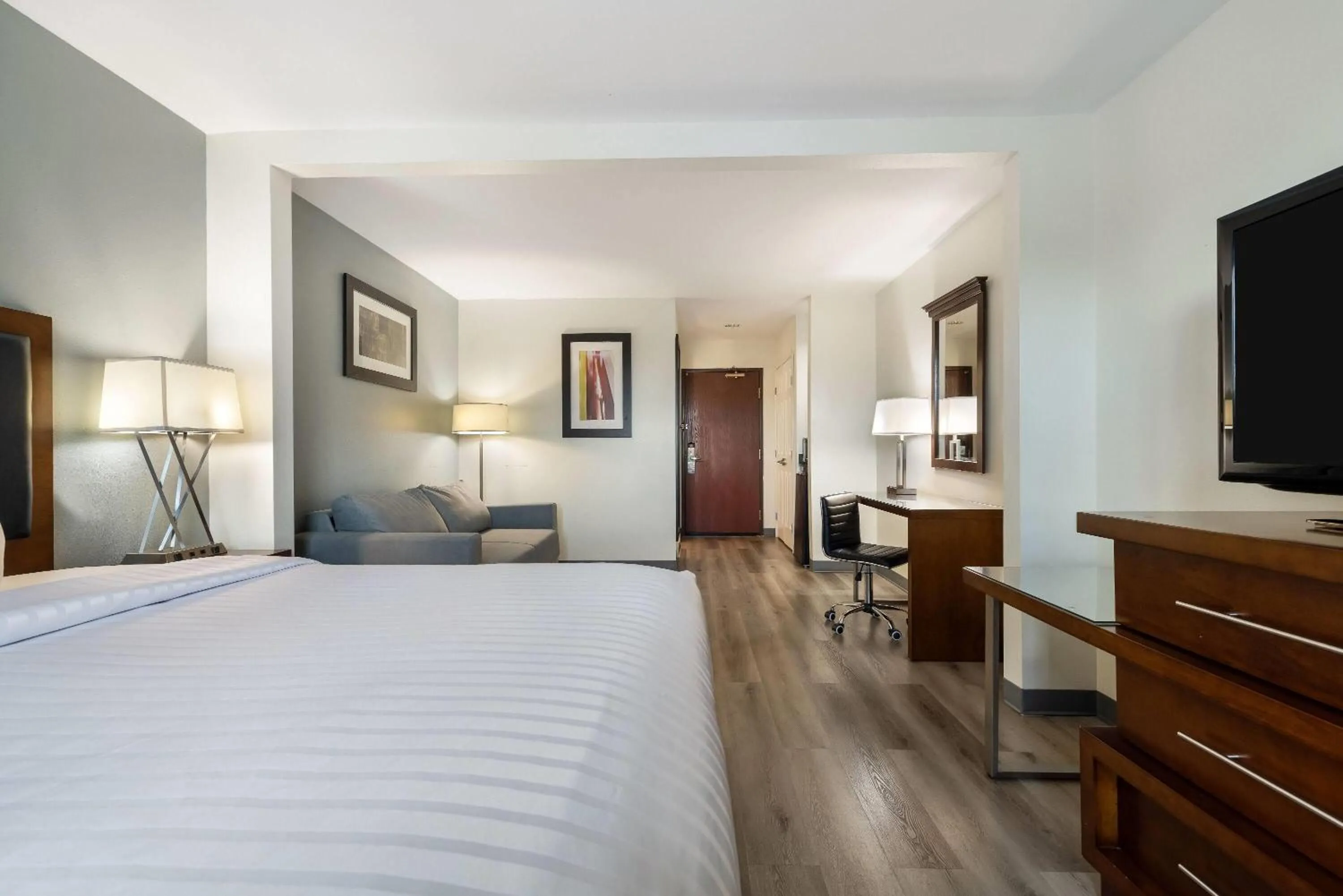 Bed in Wingate by Wyndham and Williamson Conference Center