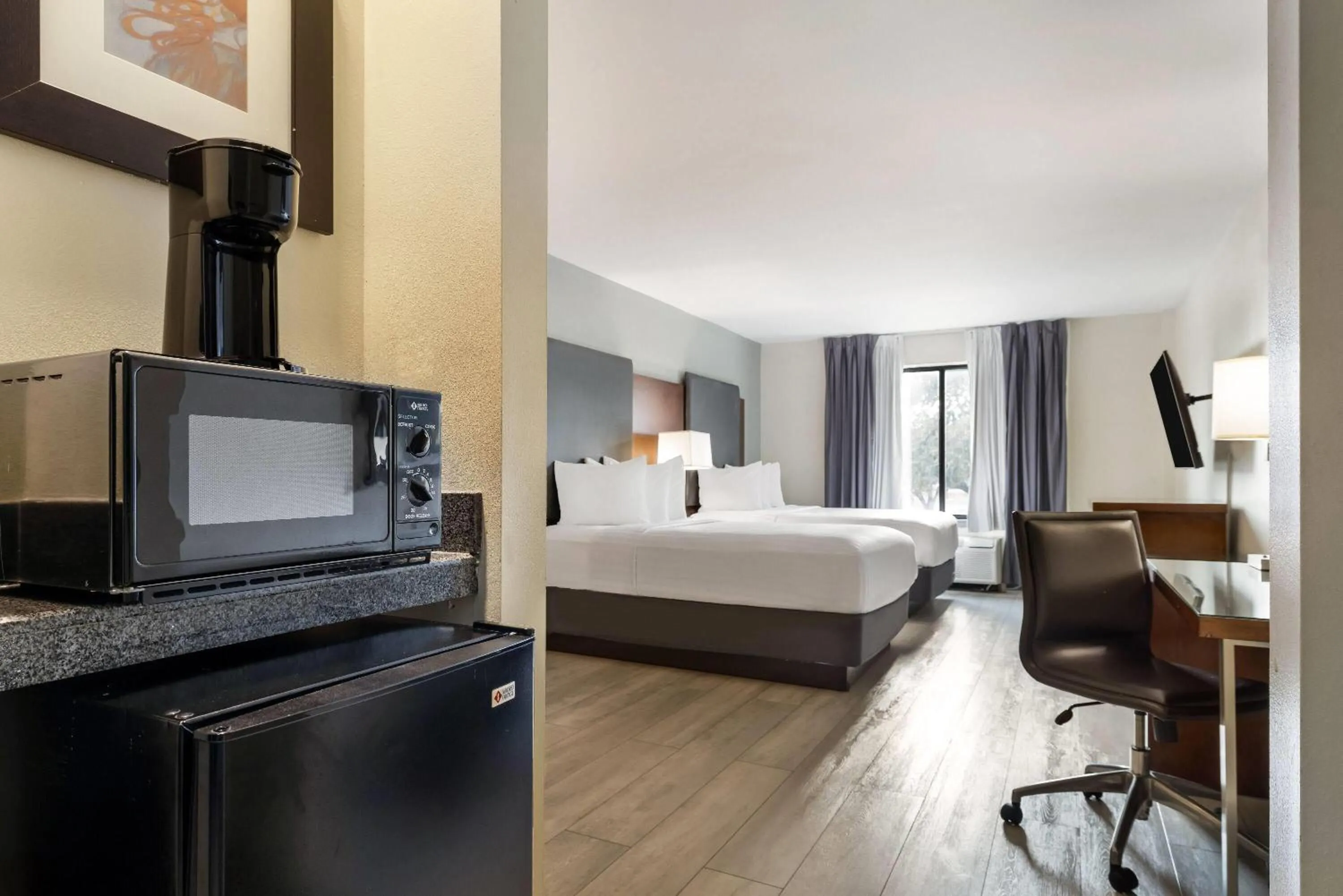 Bed in Wingate by Wyndham and Williamson Conference Center