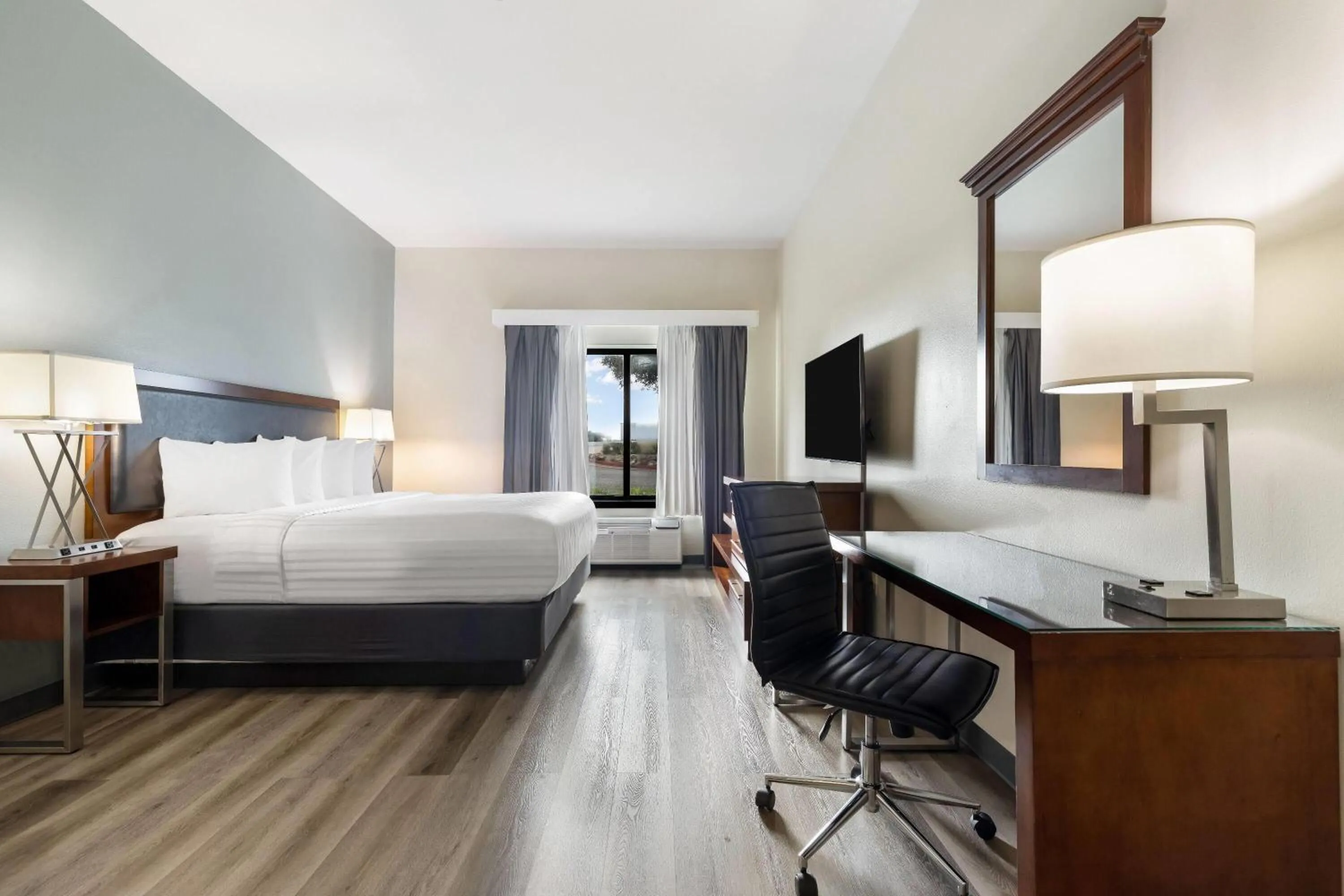 Bed in Wingate by Wyndham and Williamson Conference Center