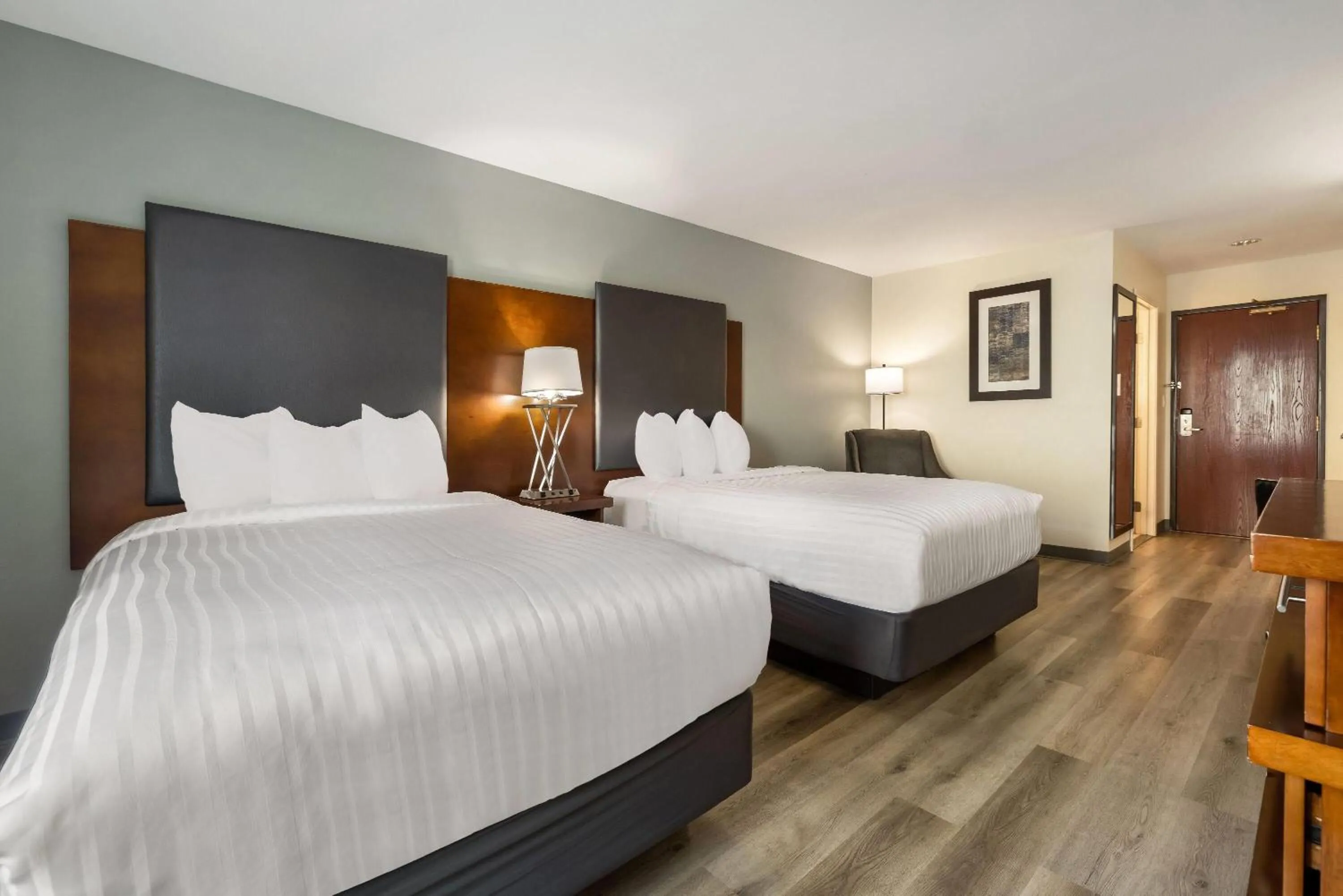 Bed in Wingate by Wyndham and Williamson Conference Center