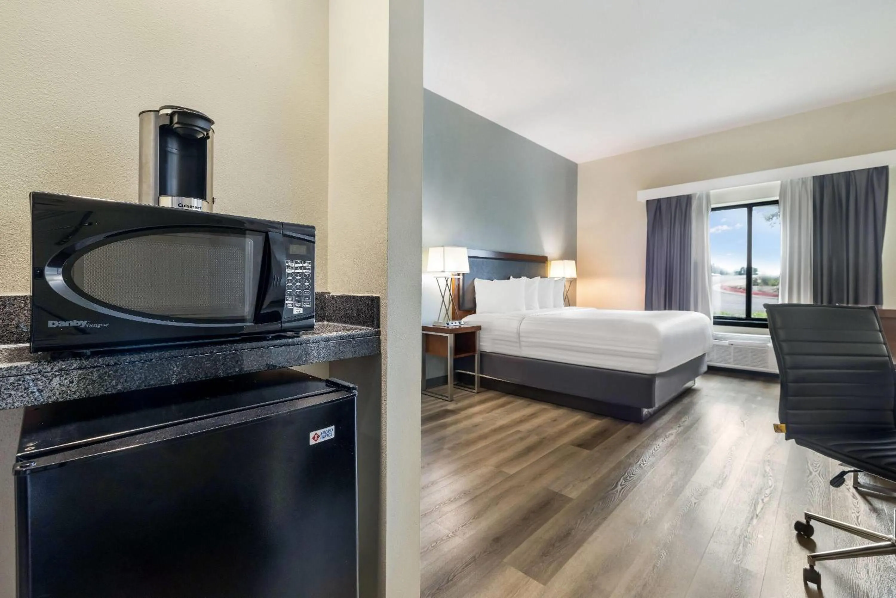 Bed in Wingate by Wyndham and Williamson Conference Center