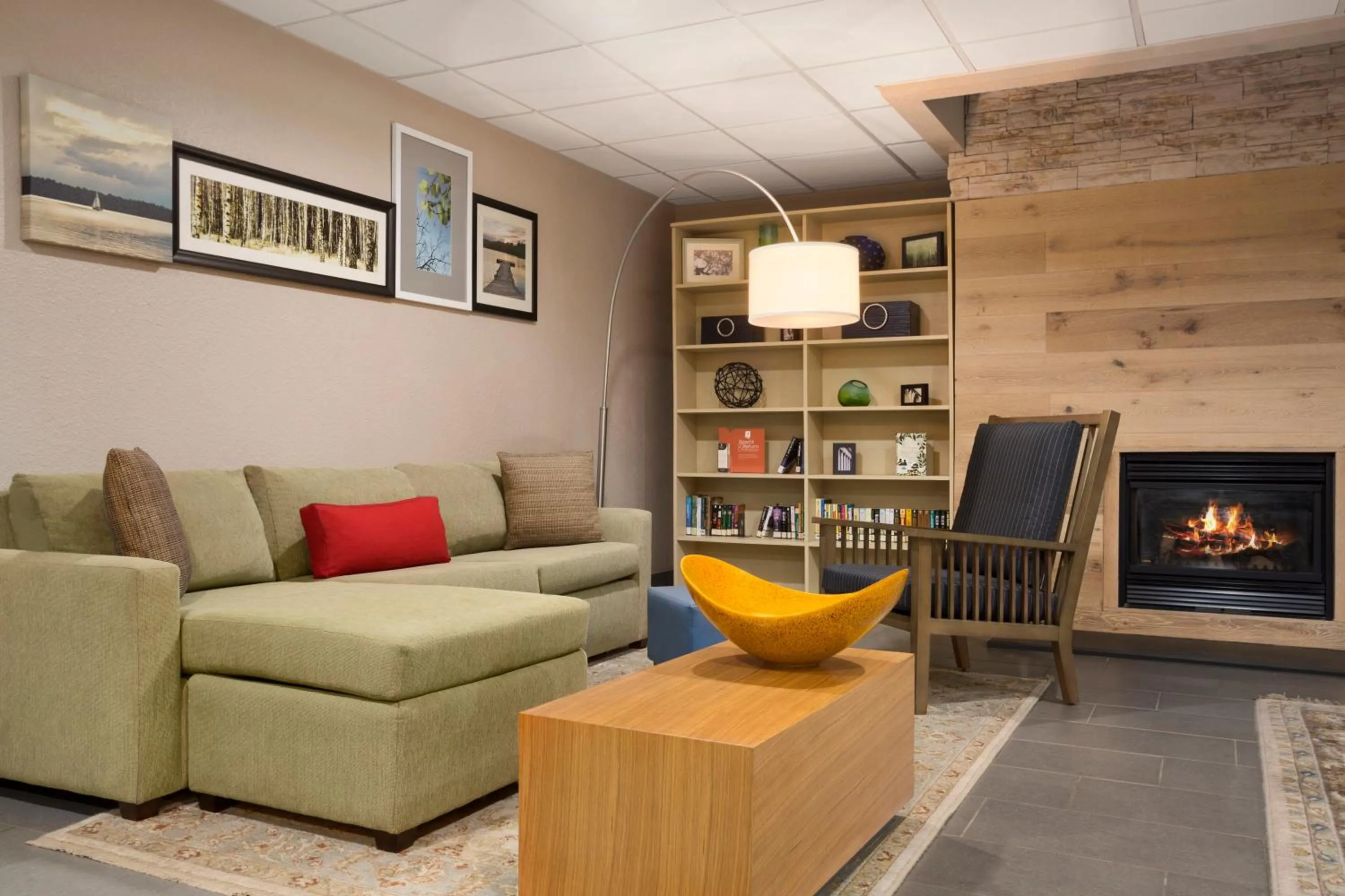 Living room in Country Inn & Suites by Radisson, Charlotte University Place, NC