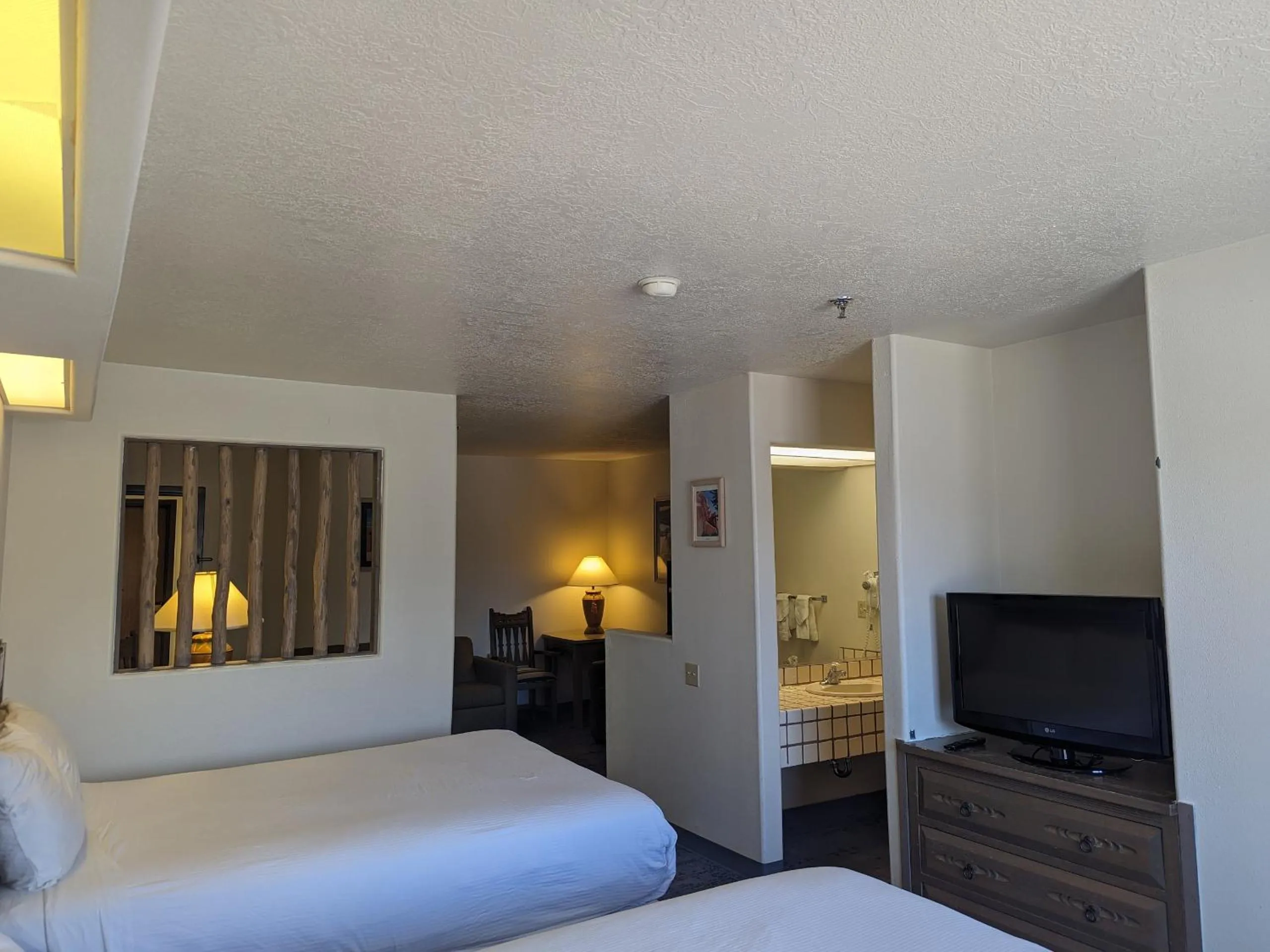 Bed in Sagebrush Inn & Suites