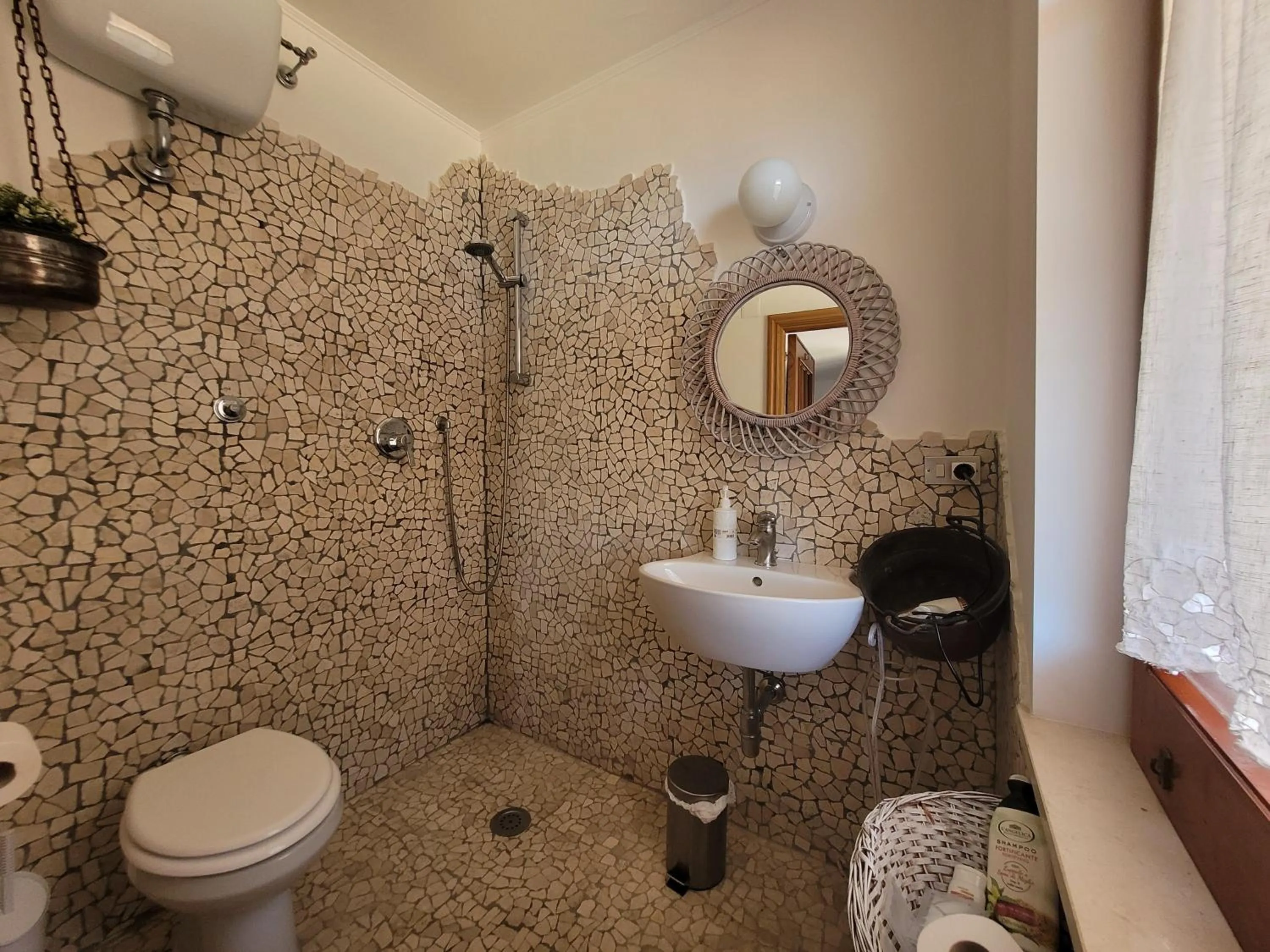 Shower in MONTEMAGNO