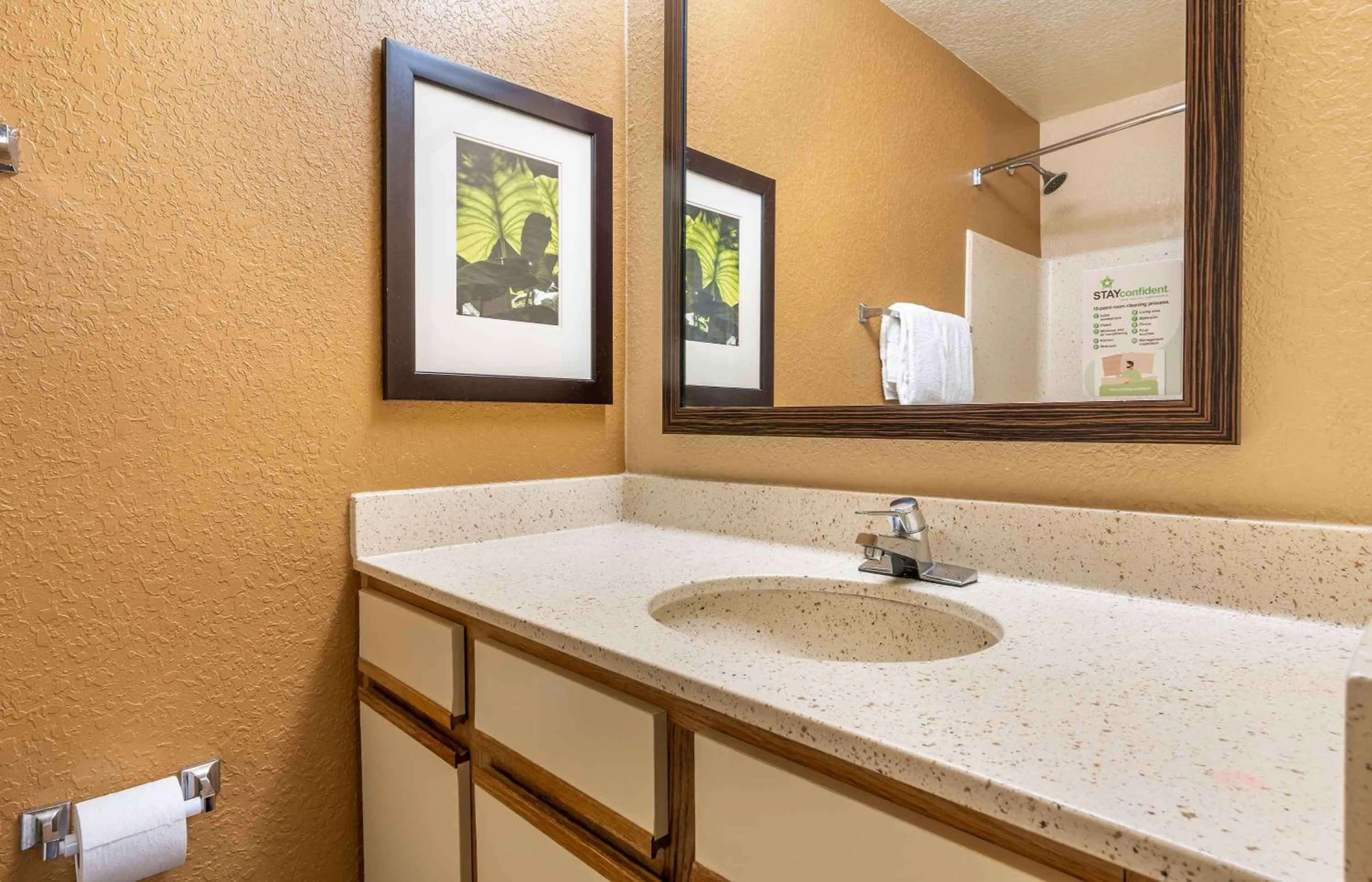 Bathroom in Extended Stay America Suites - Louisville - Alliant Avenue