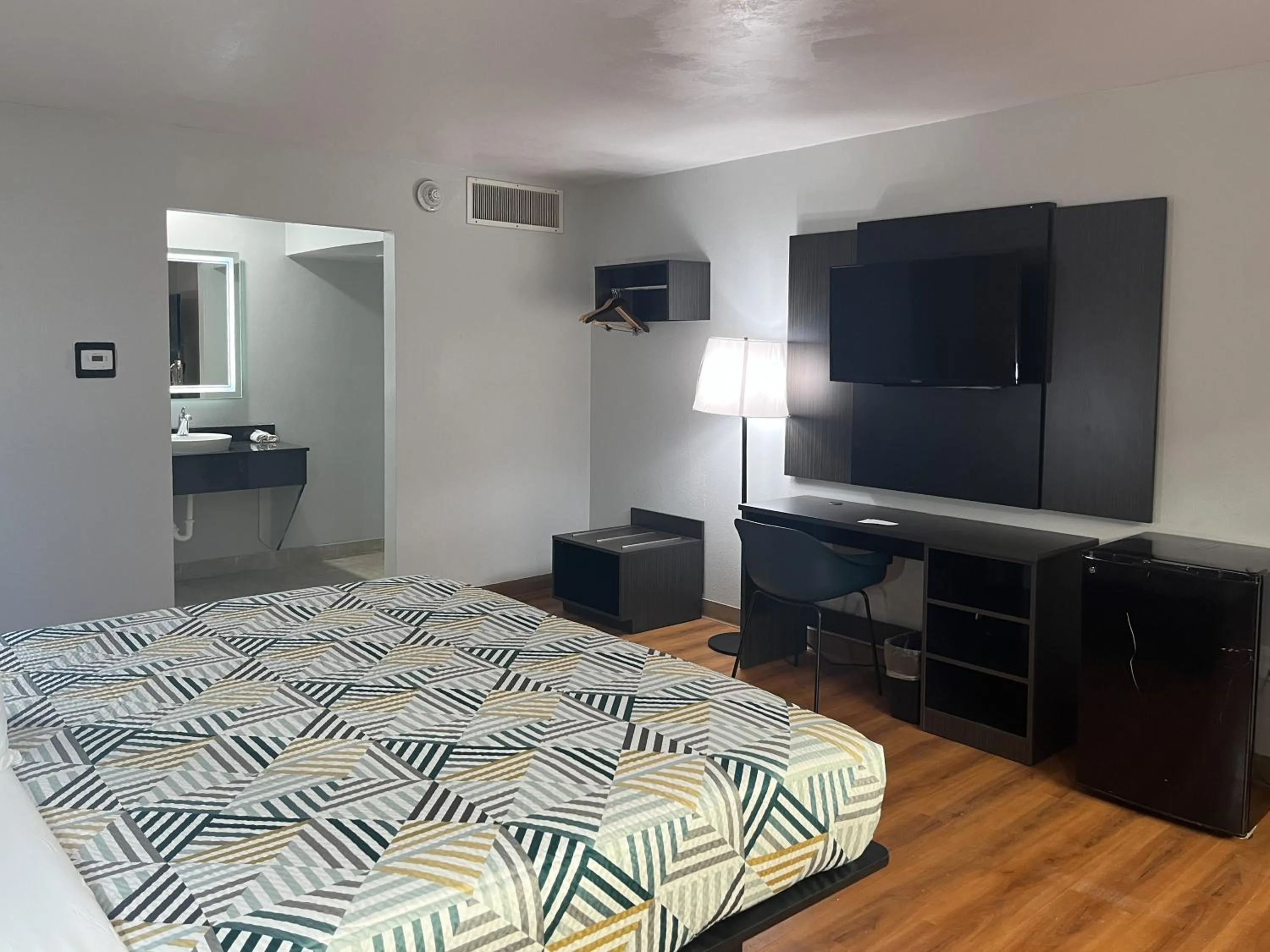 Photo of the whole room, Bed in Motel 6 Dumas, TX