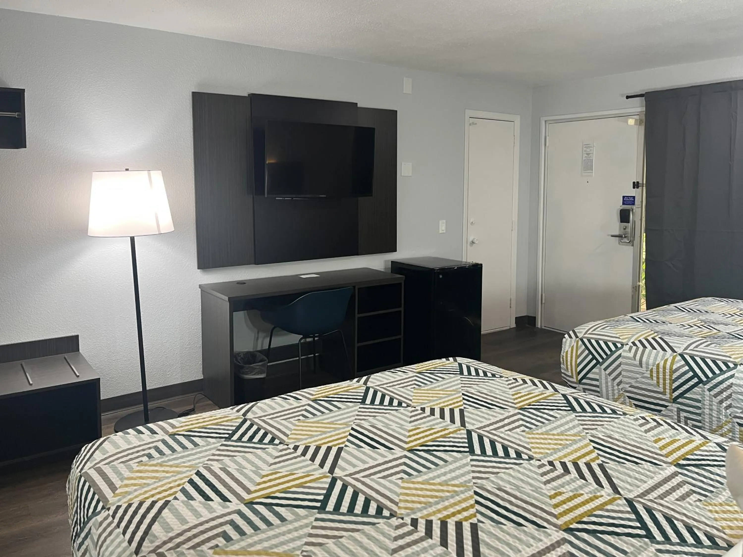 Photo of the whole room, Bed in Motel 6 Dumas, TX