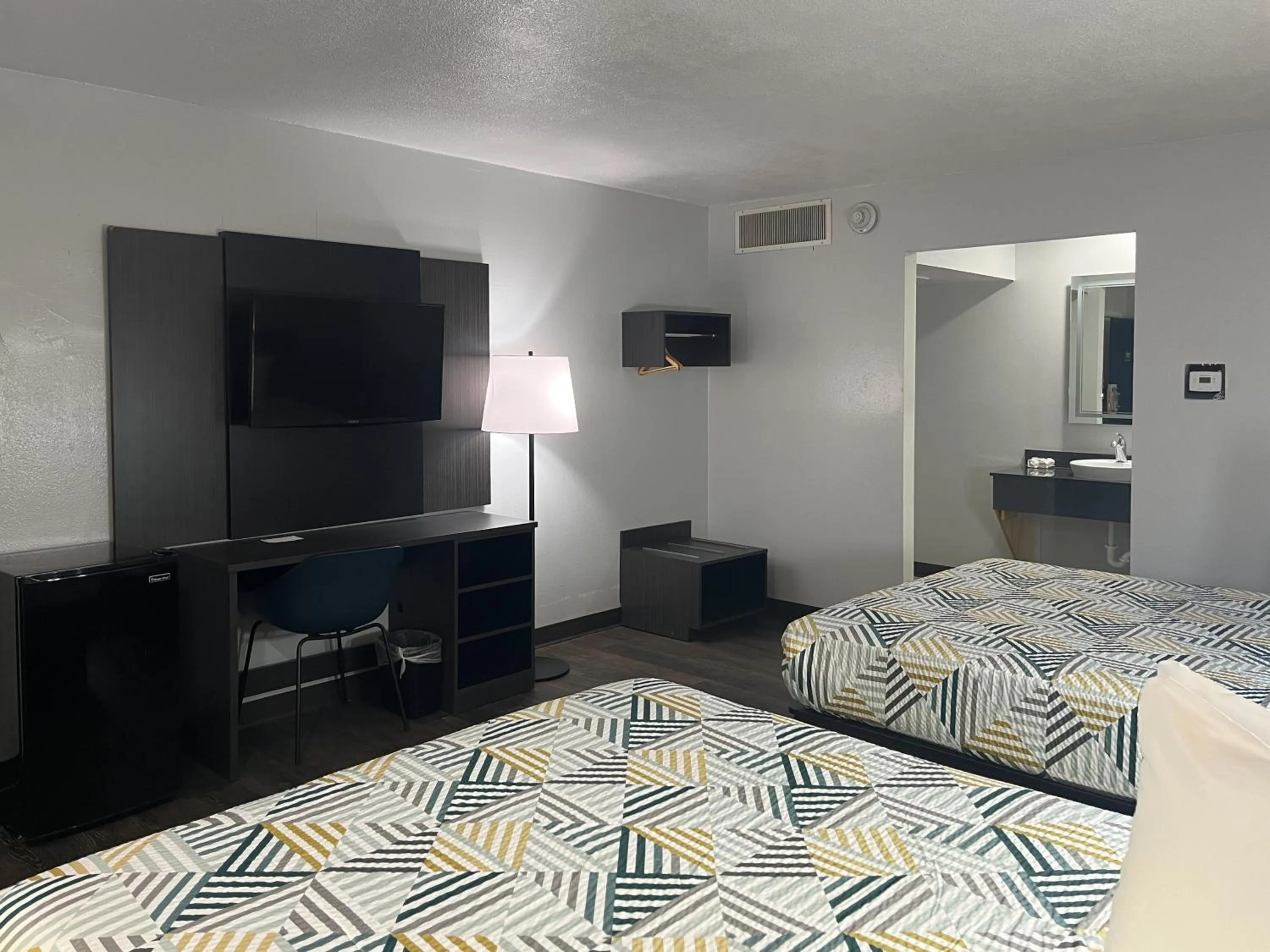 Photo of the whole room, Bed in Motel 6 Dumas, TX