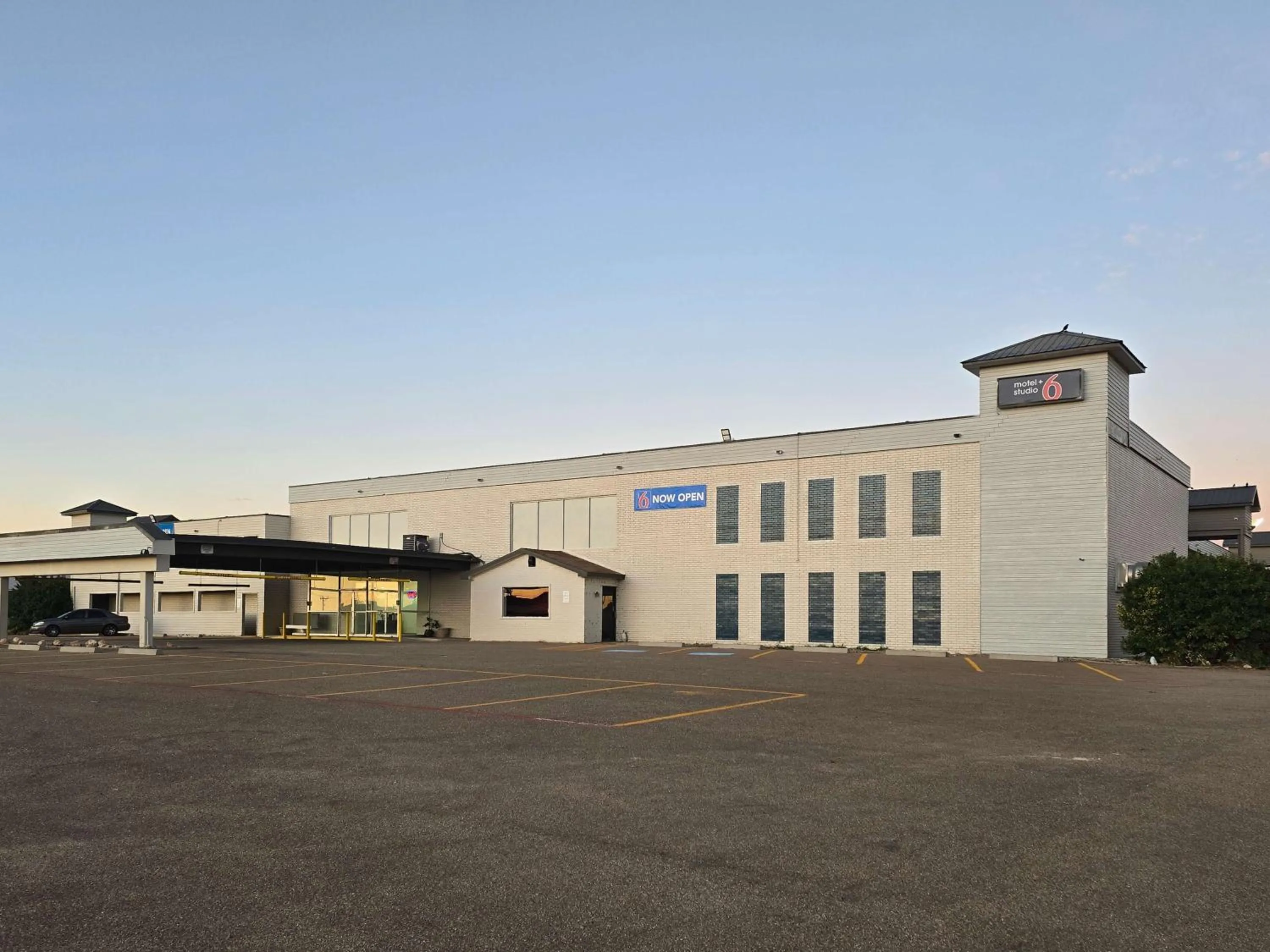 Property building in Motel 6 Dumas, TX