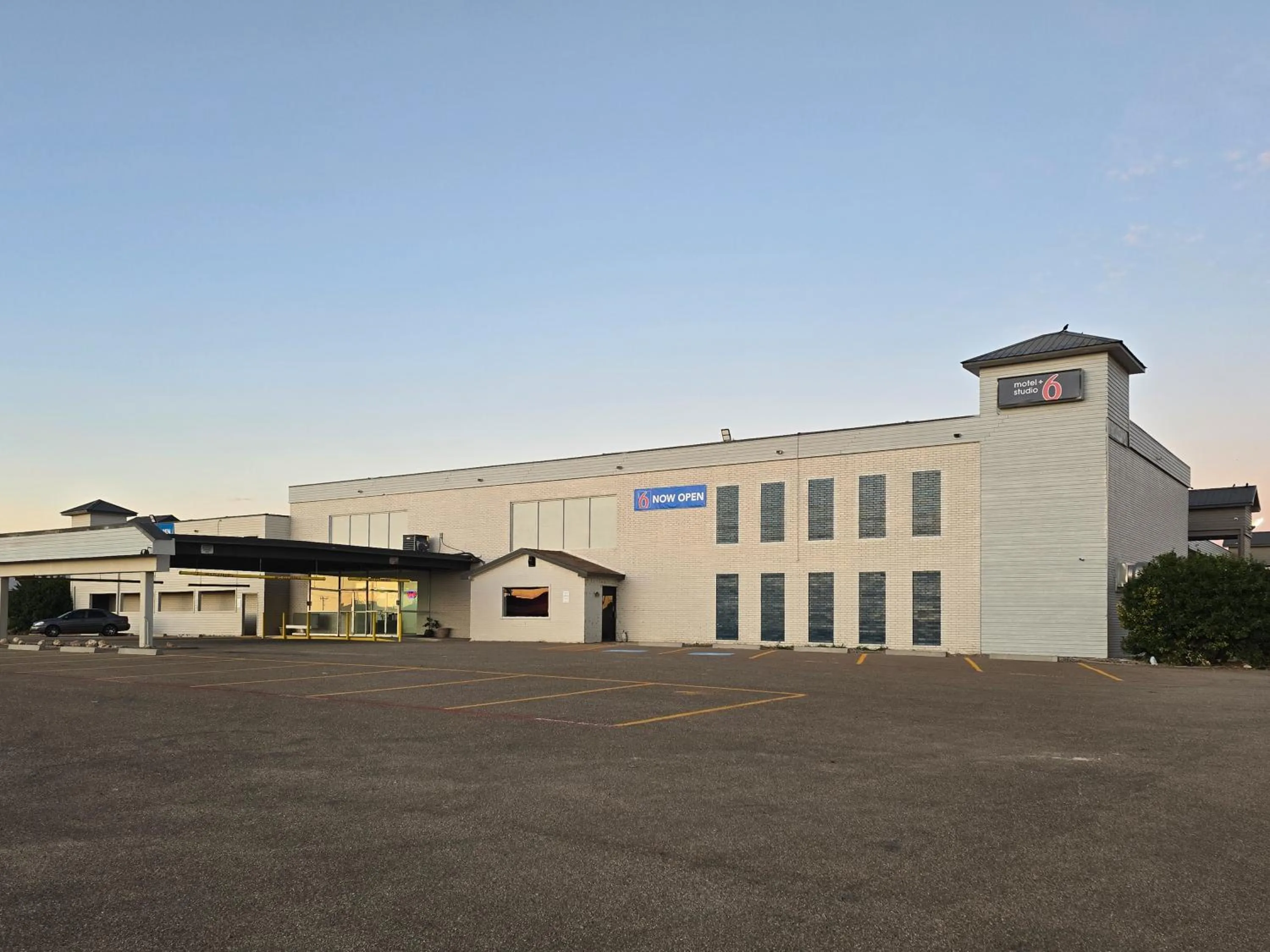 Property building in Motel 6 Dumas, TX