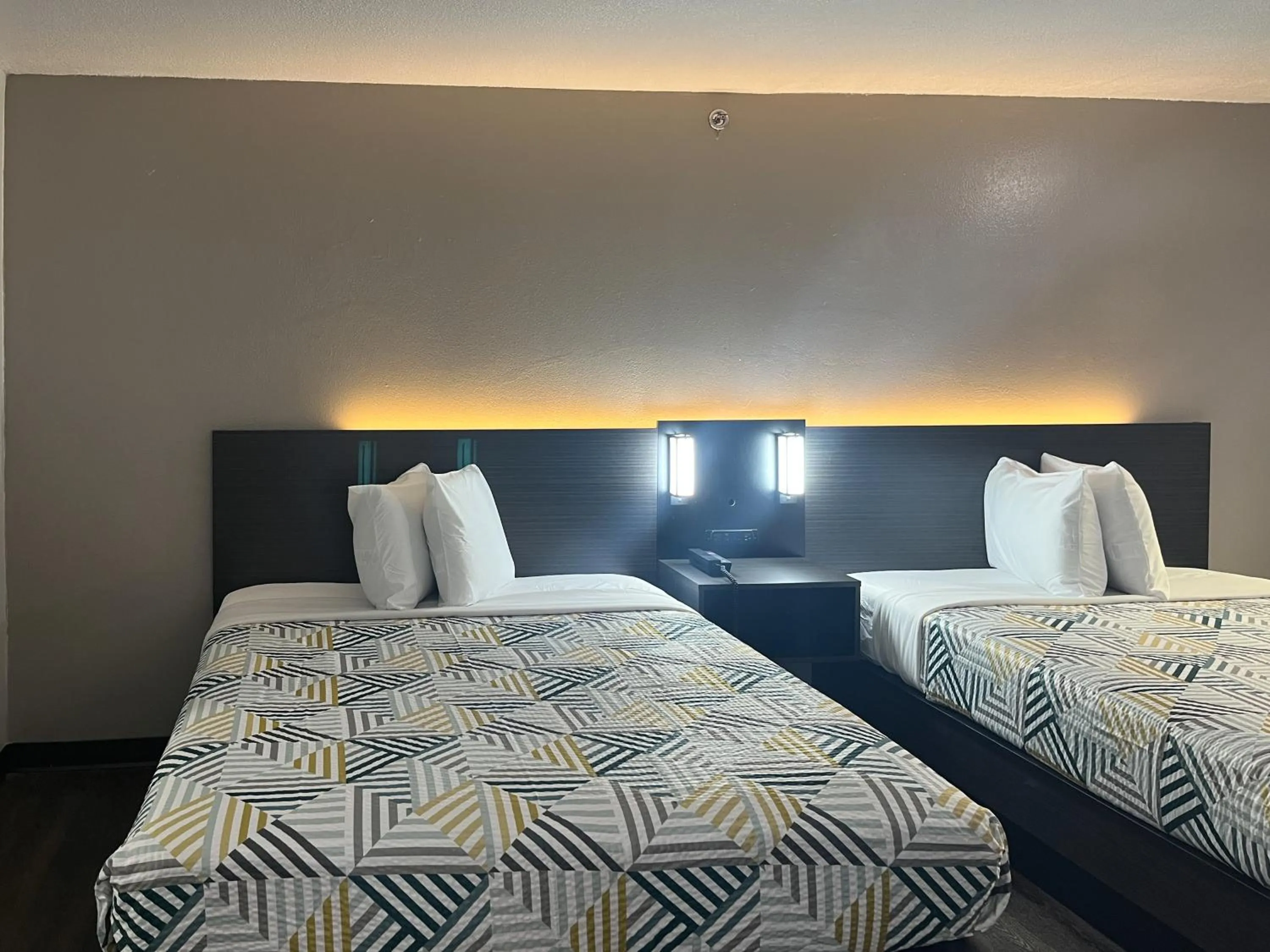 Photo of the whole room, Bed in Motel 6 Dumas, TX