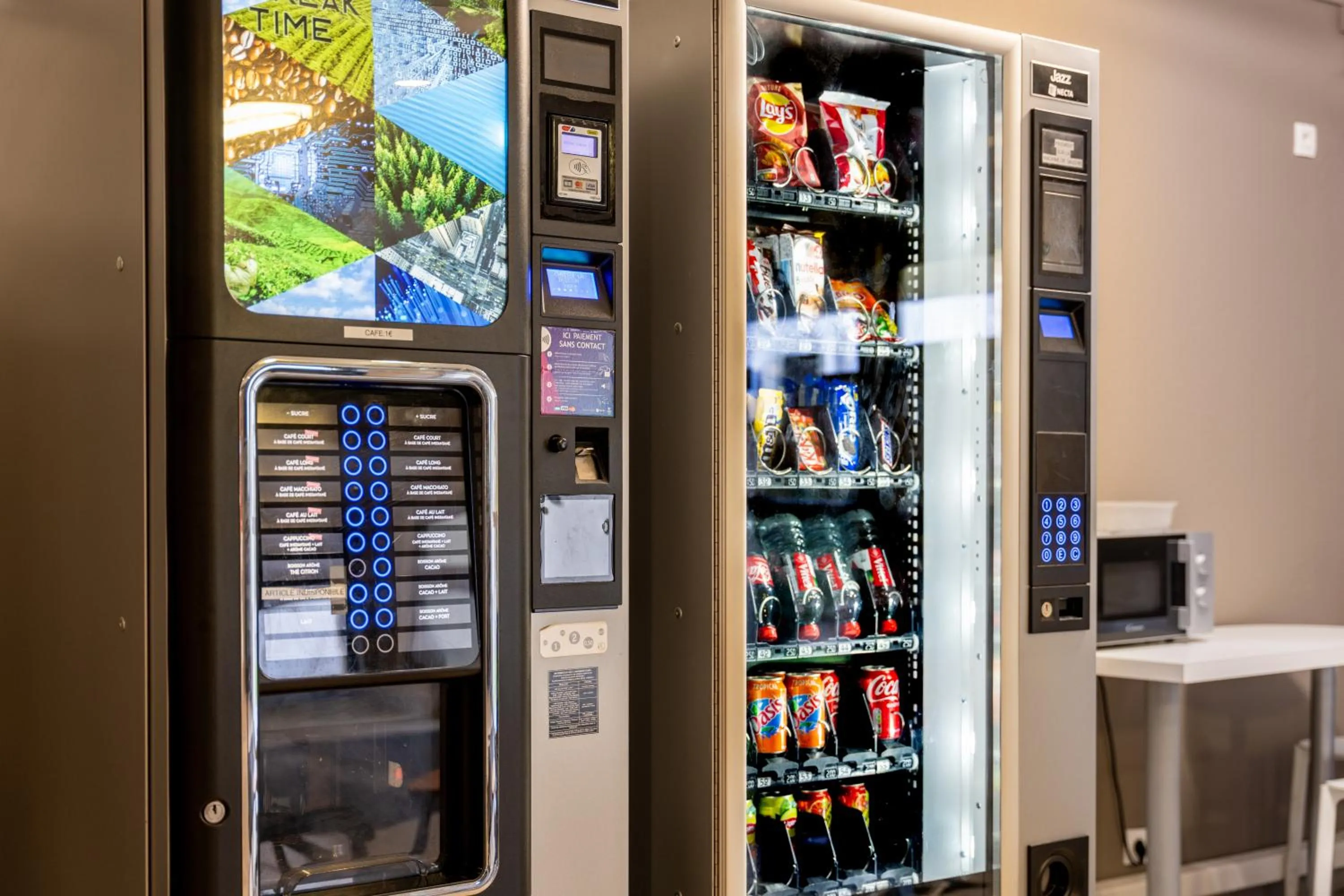 vending machine in Premiere Classe Bordeaux Nord - Lac