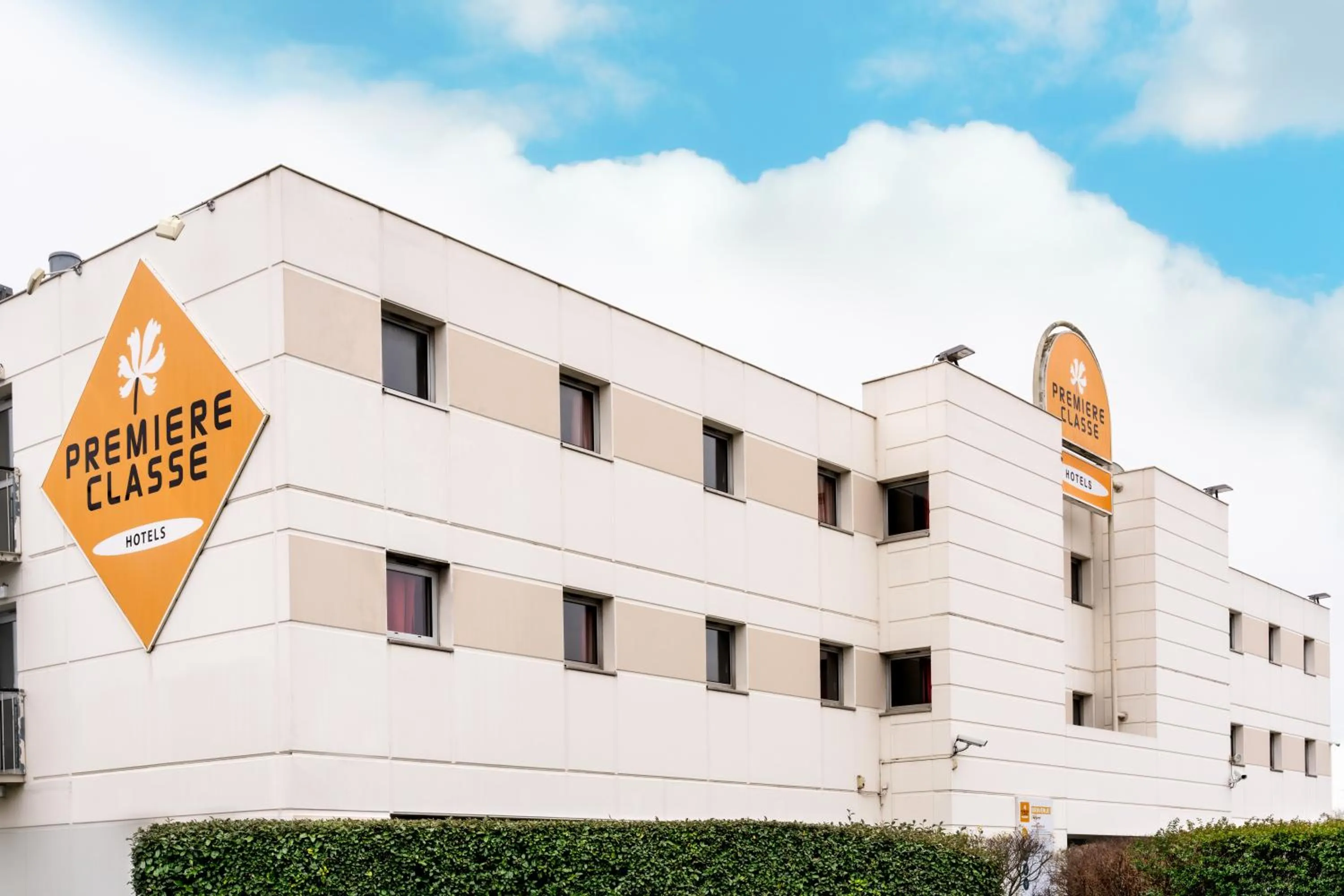 Facade/entrance in Premiere Classe Bordeaux Nord - Lac