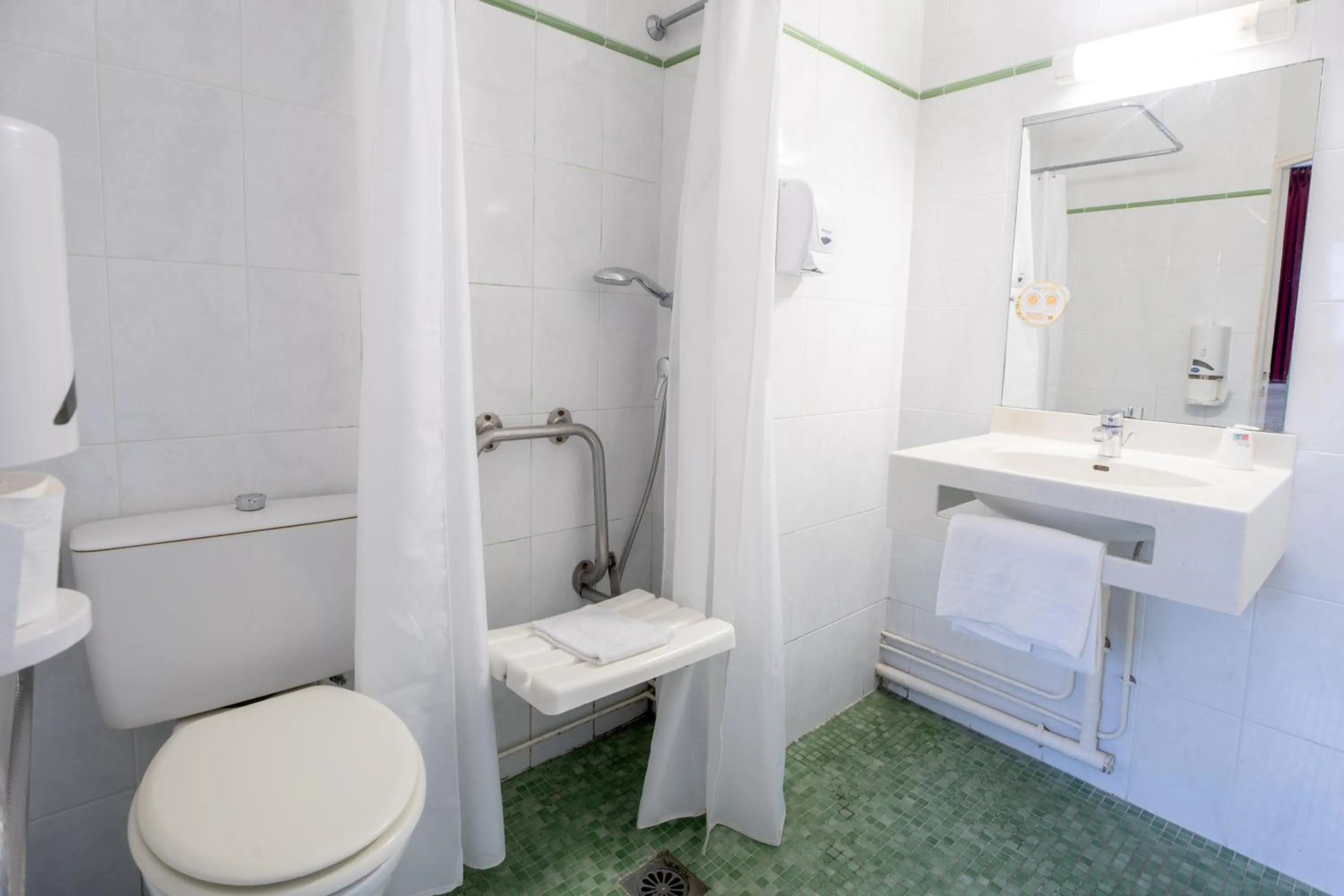 Bathroom in Premiere Classe Bordeaux Nord - Lac