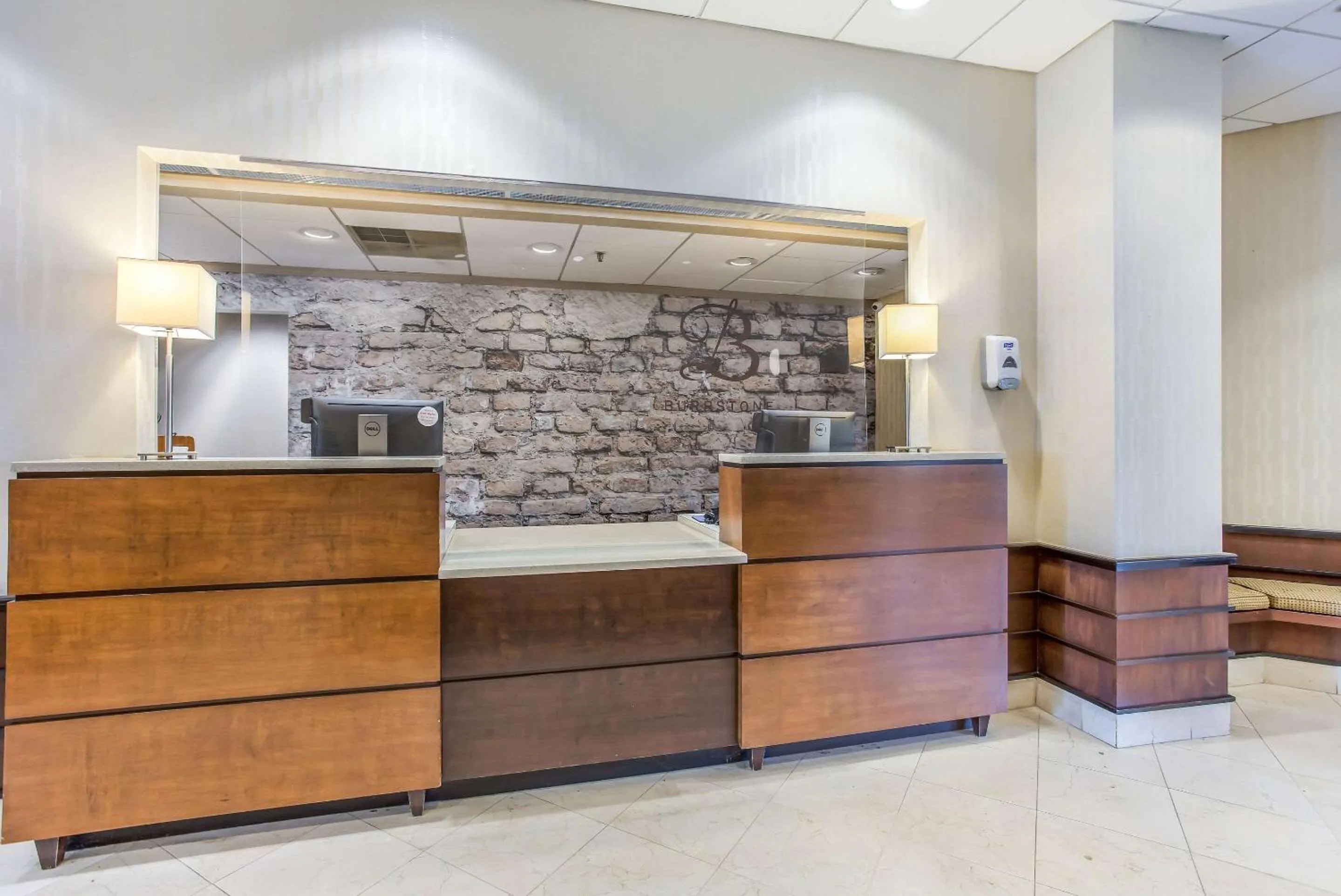 Lobby or reception in Burrstone Inn, an Ascend Collection Hotel