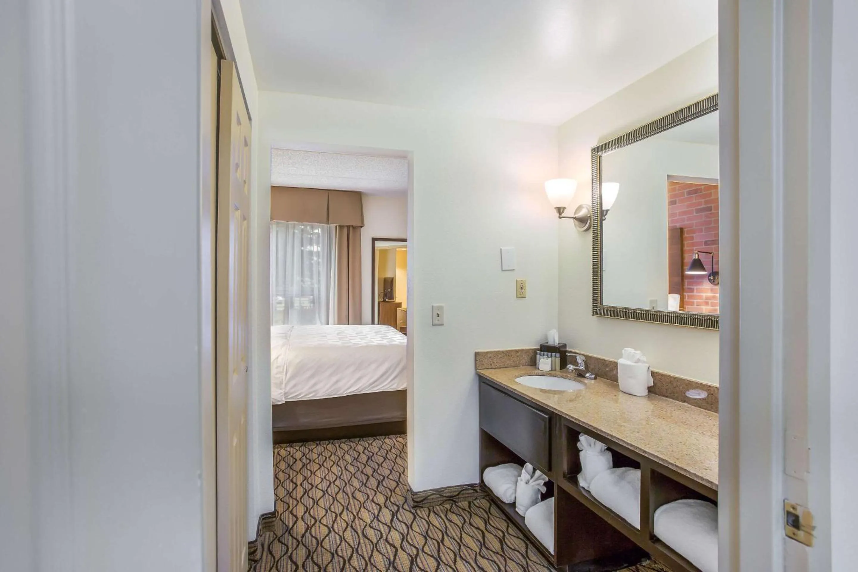 Bedroom, Bed in Burrstone Inn, an Ascend Collection Hotel