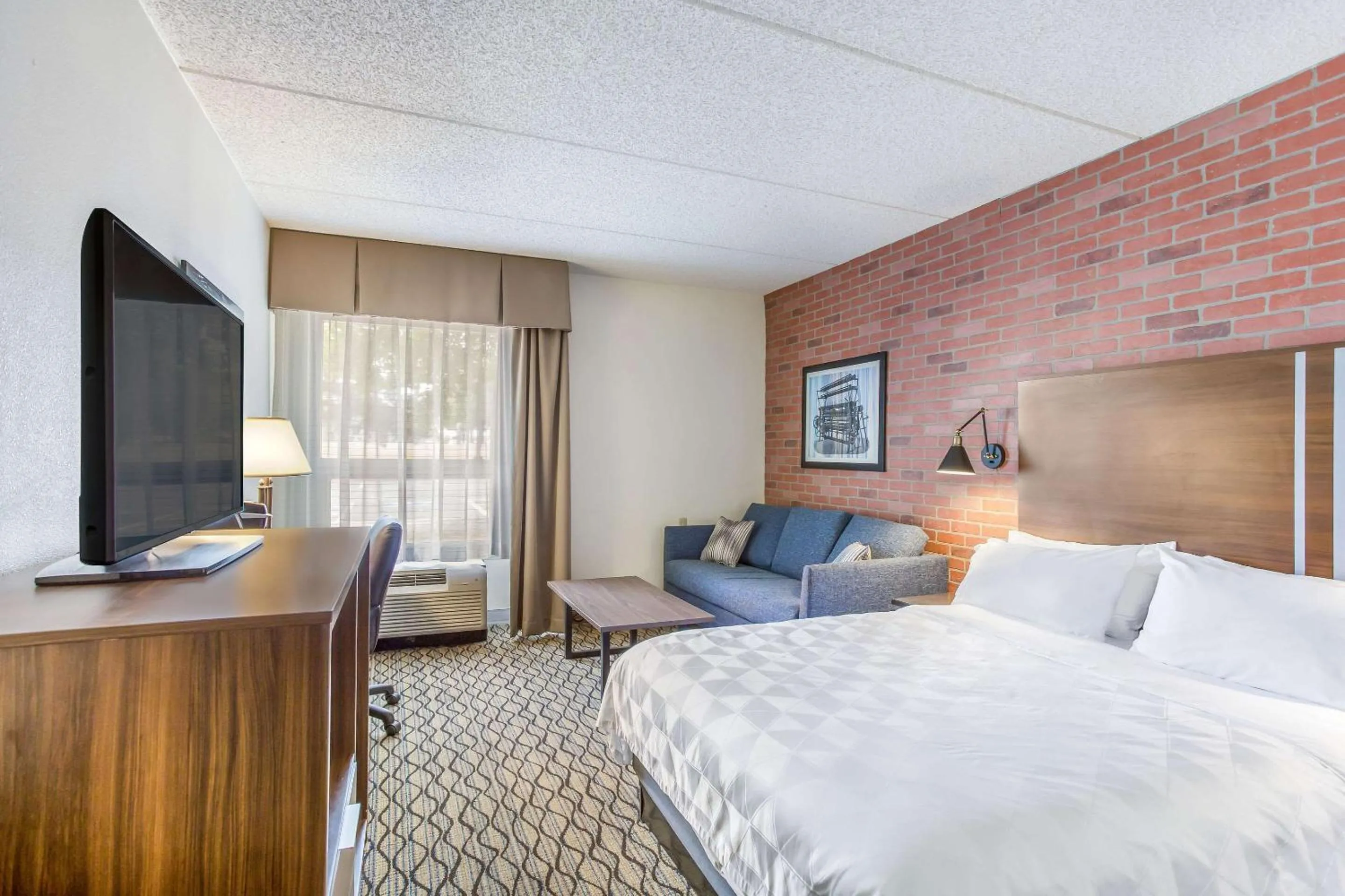 Bedroom, Bed in Burrstone Inn, an Ascend Collection Hotel