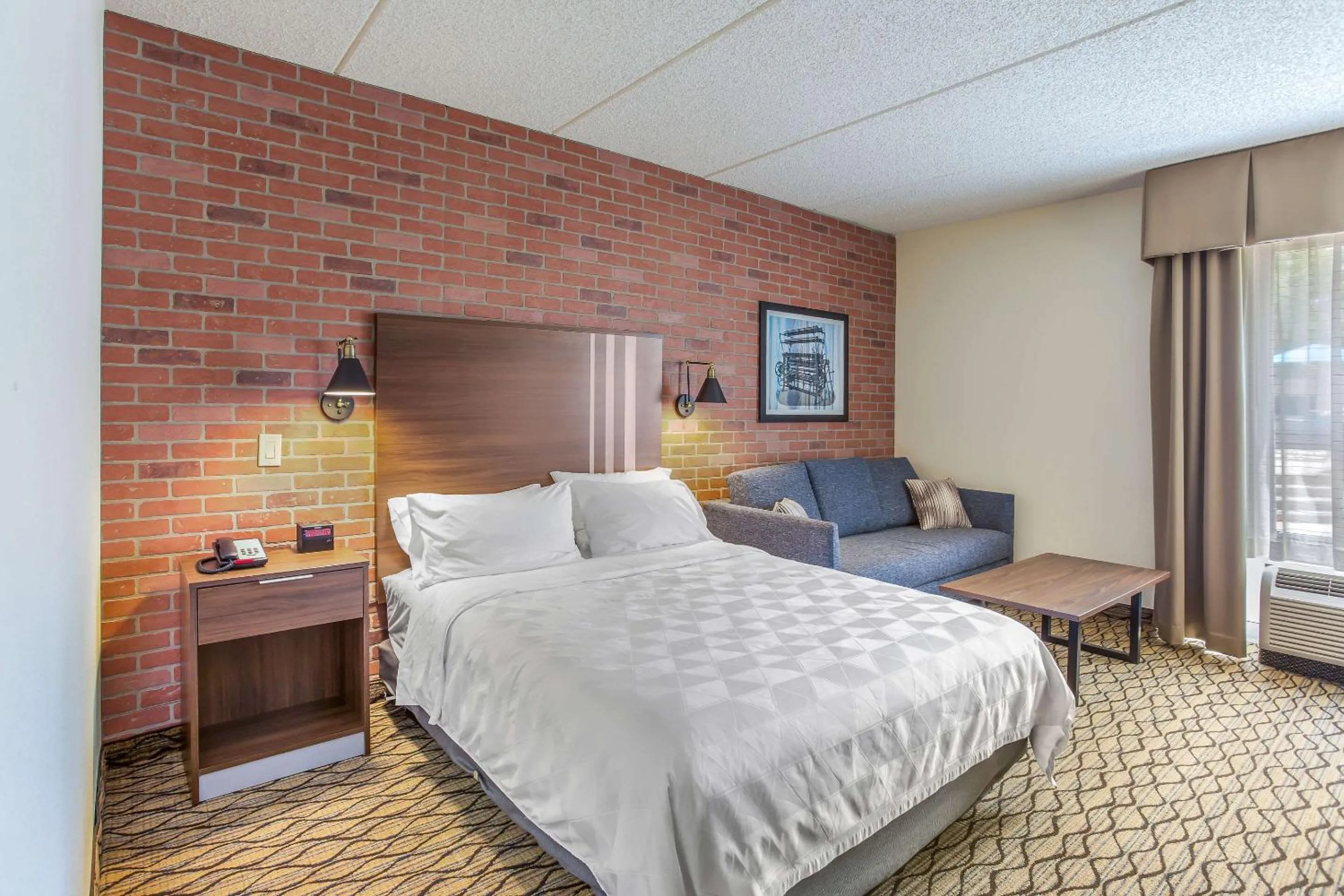 Bedroom, Bed in Burrstone Inn, an Ascend Collection Hotel