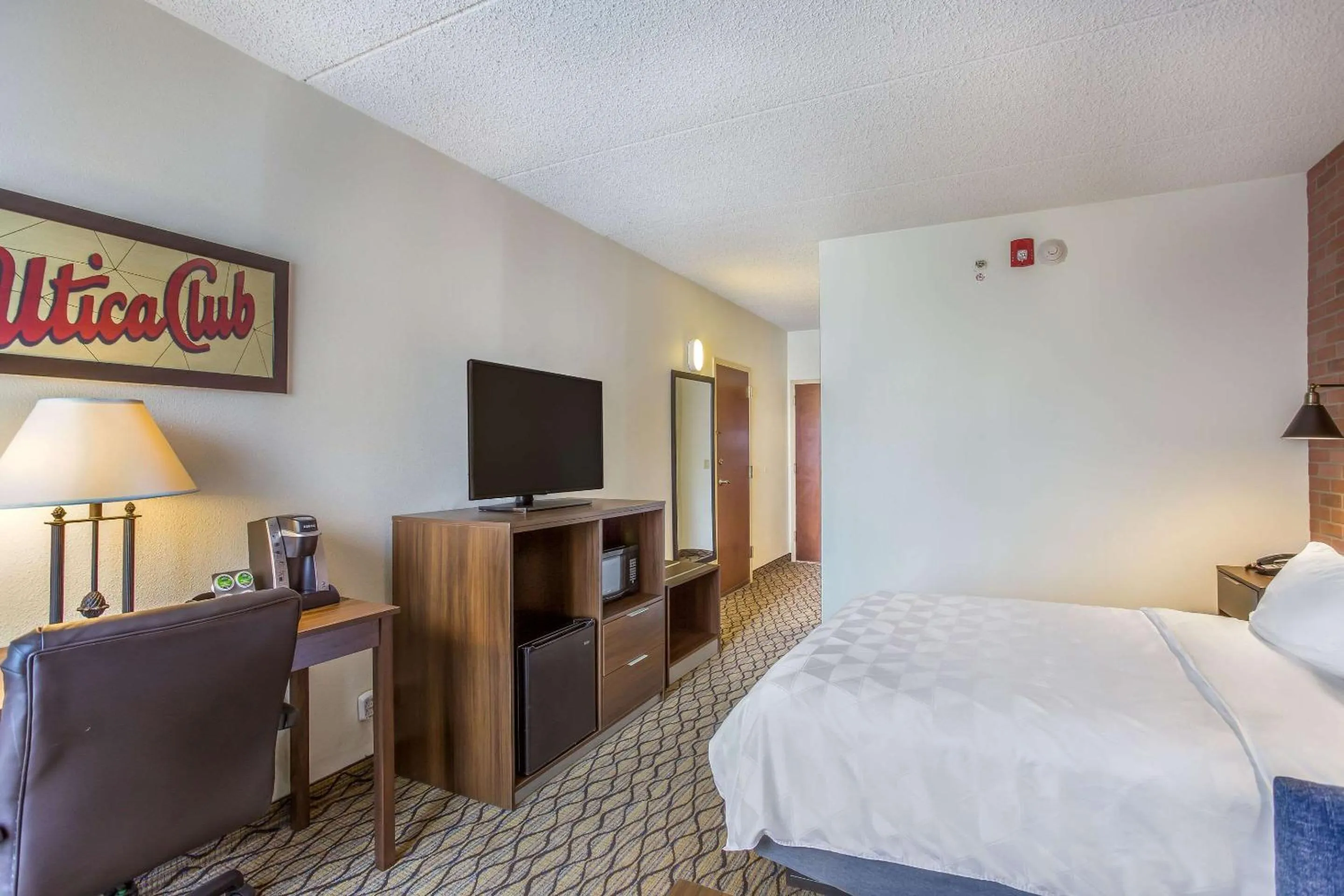 Bedroom, Bed in Burrstone Inn, an Ascend Collection Hotel