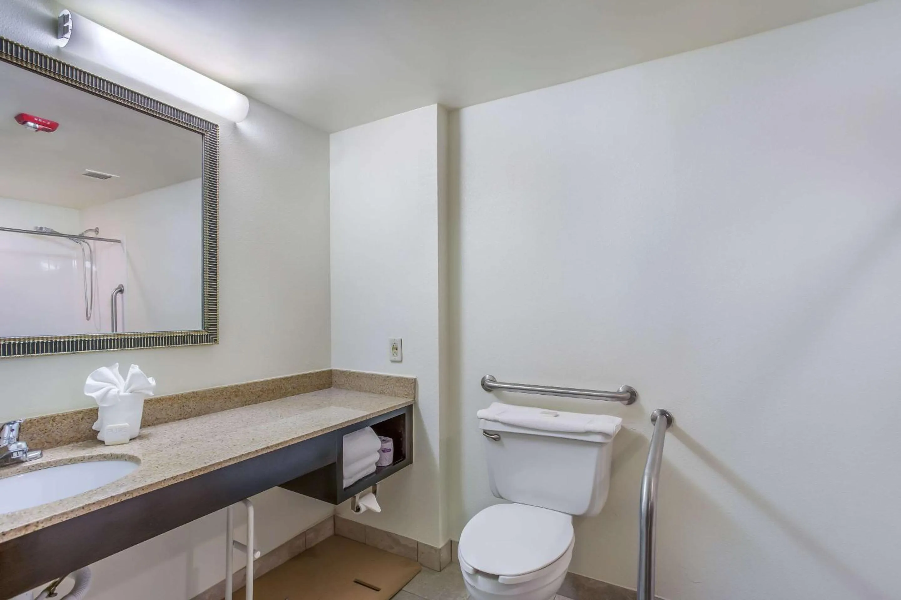 Bedroom in Burrstone Inn, an Ascend Collection Hotel