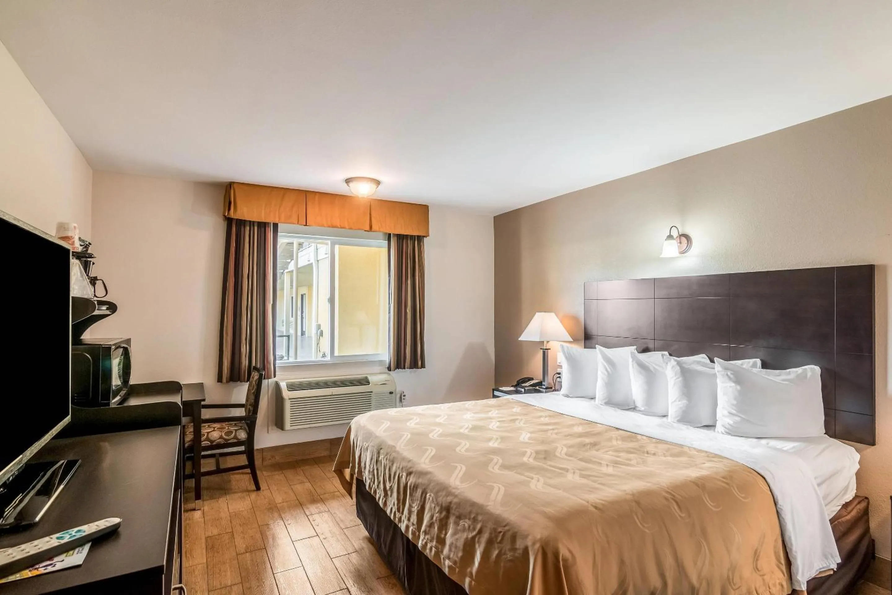 Bedroom, Bed in Quality Inn & Suites near Downtown Bakersfield