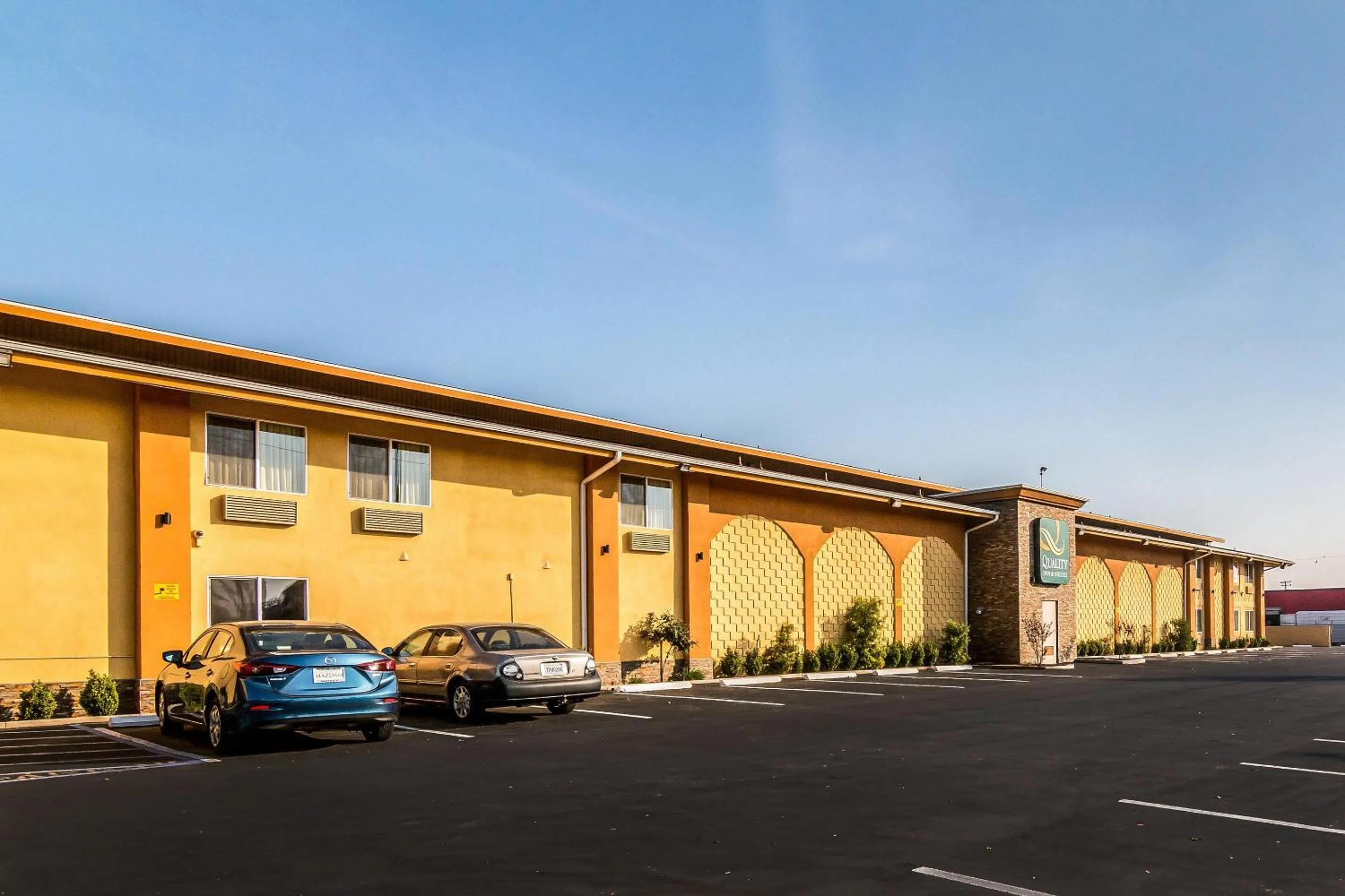 Property building in Quality Inn & Suites near Downtown Bakersfield