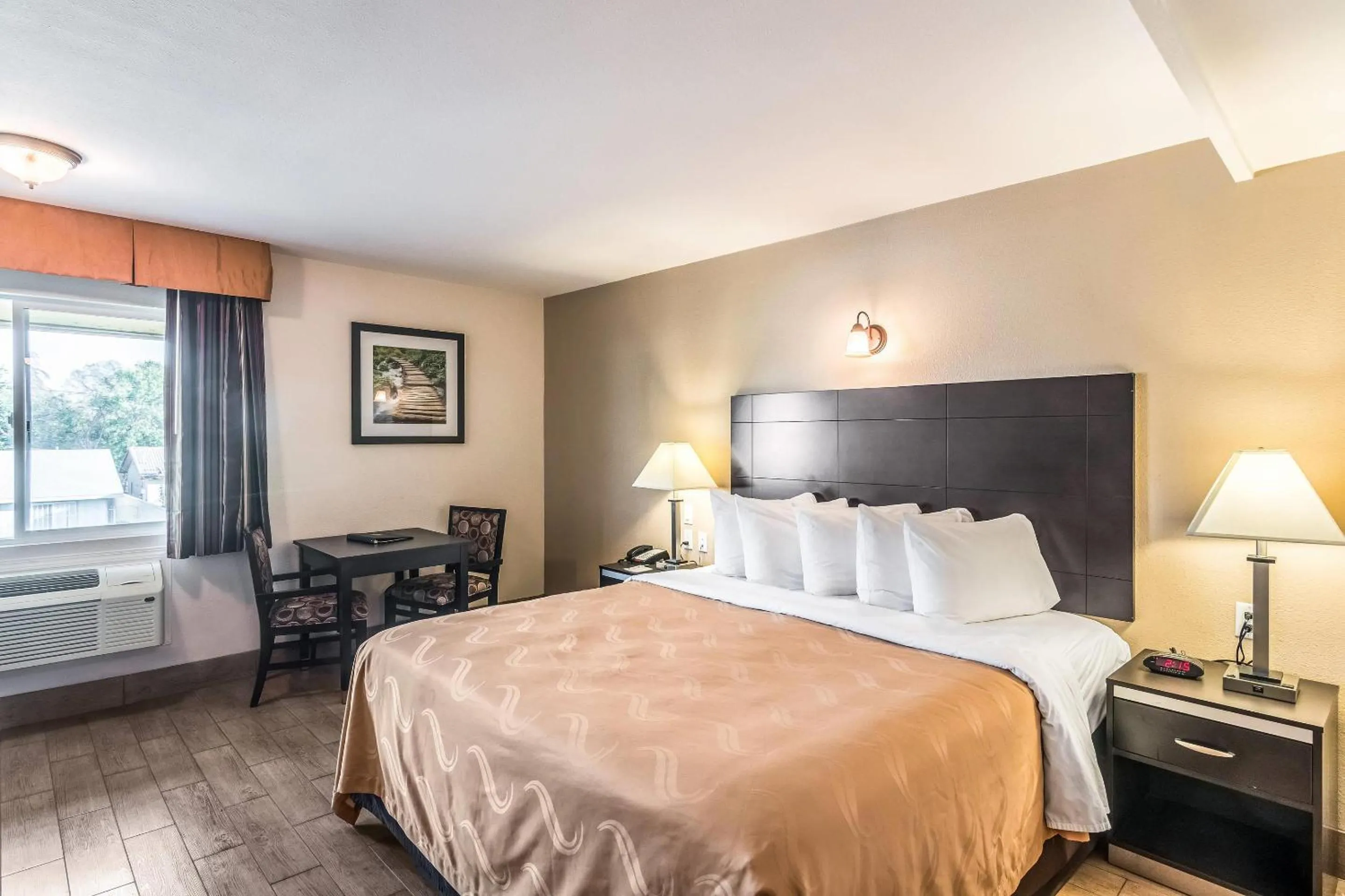Bedroom, Bed in Quality Inn & Suites near Downtown Bakersfield