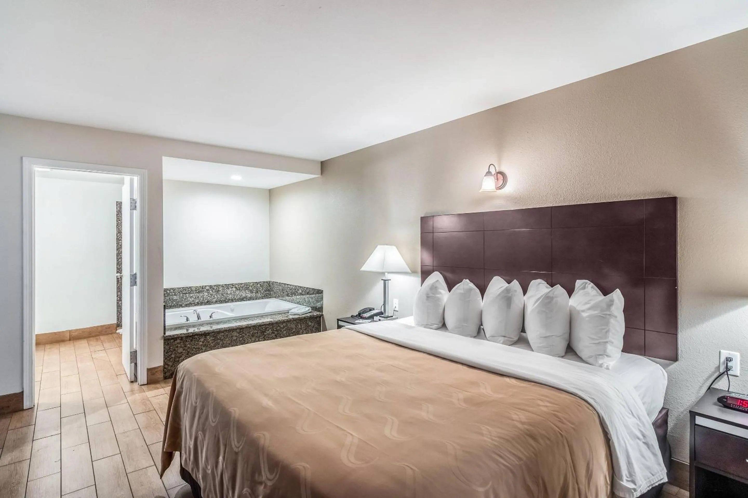 Bedroom, Bed in Quality Inn & Suites near Downtown Bakersfield