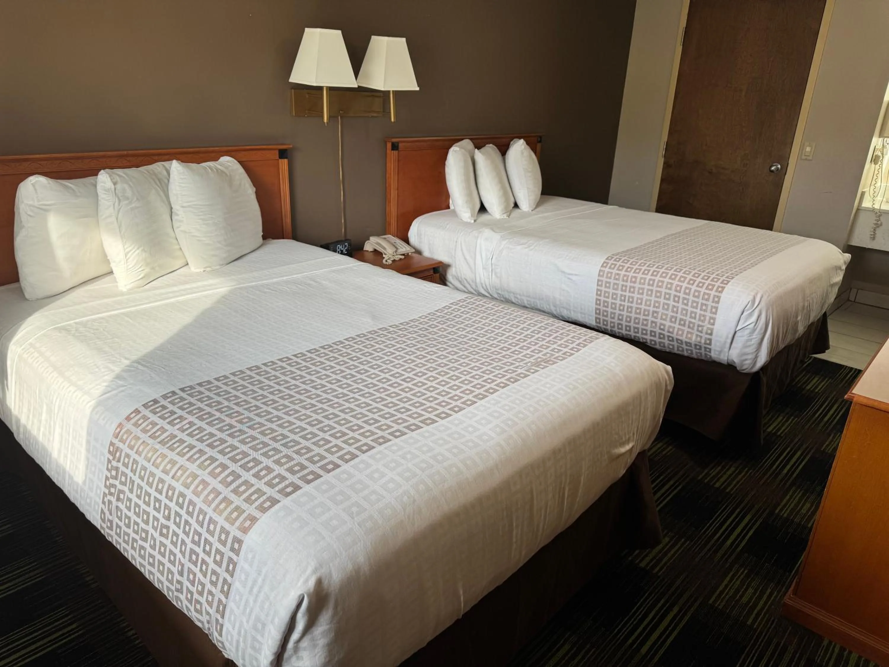 Bedroom, Bed in South Shore Inn