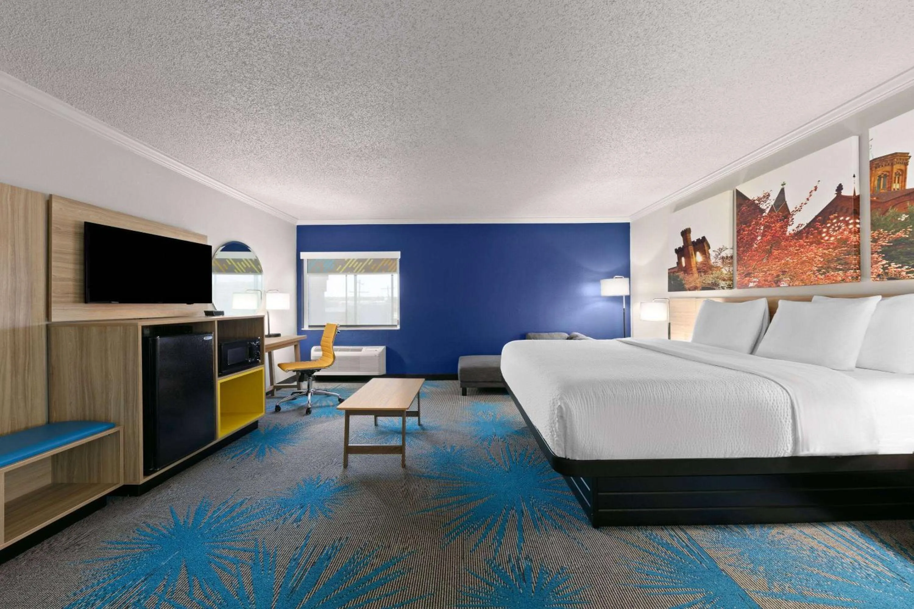 Photo of the whole room, Bed in Days Inn by Wyndham Fort Smith