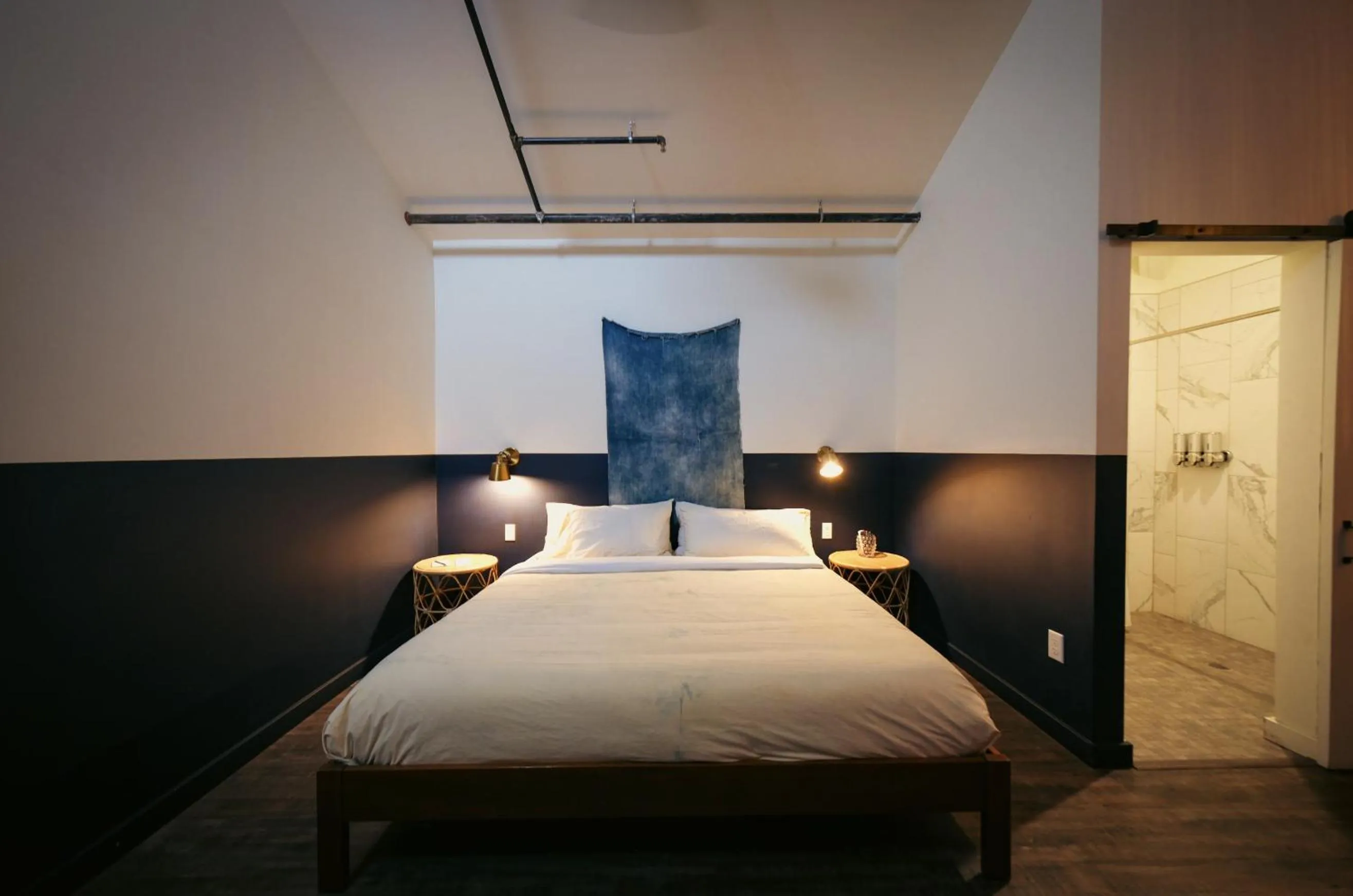 Bathroom, Bed in Mellow Moon Lodge